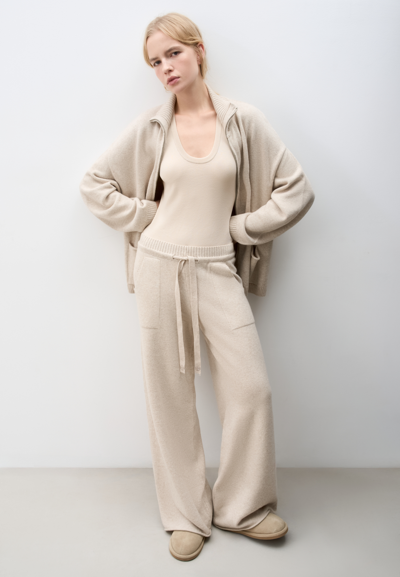 Трикотажные брюки из кашемира и шерсти. Модель прямого силуэта с накладными карманами и эластичным поясом в рубчик на кулиске. Дополнить образ можно бомбером. 