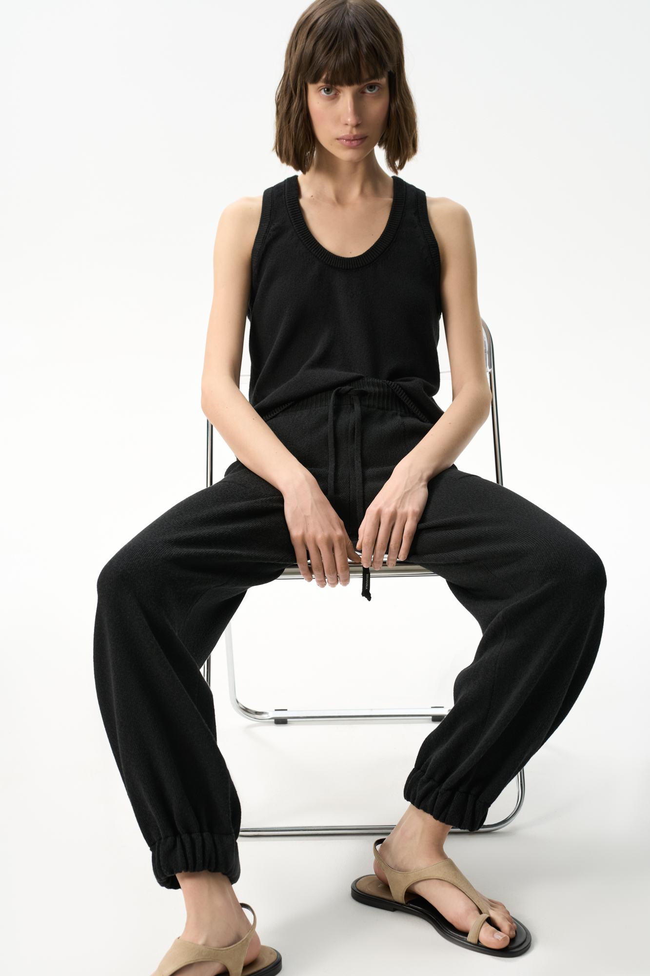 Трикотажный топ из хлопка с добавлением вискозы. Модель прияталенного силуэта, с U-образным вырезом горловины и глубокой проймой.