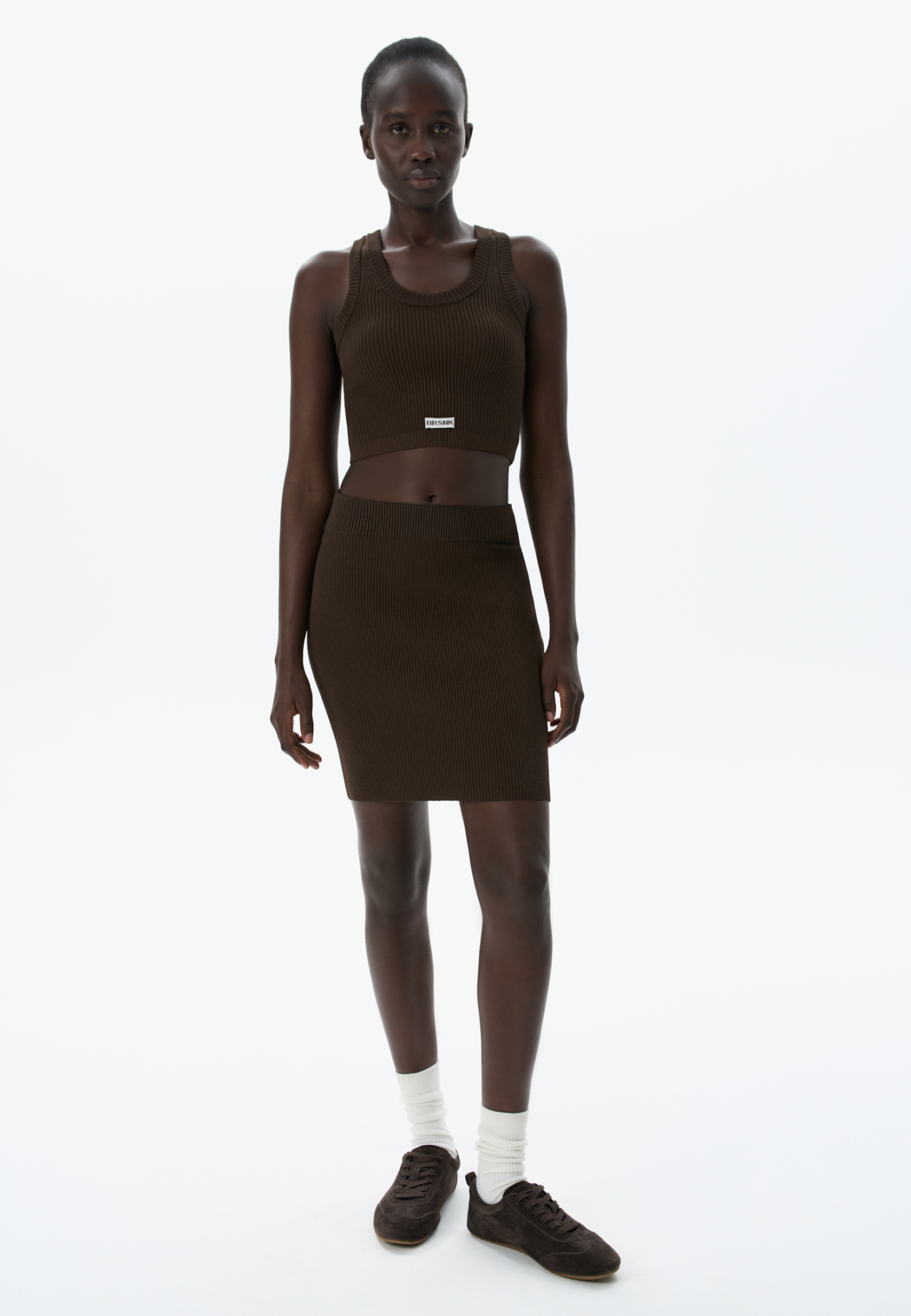 Трикотажная юбка длины мини из вискозы. Модель приталенного силуэта с эластичным поясом на резинке.