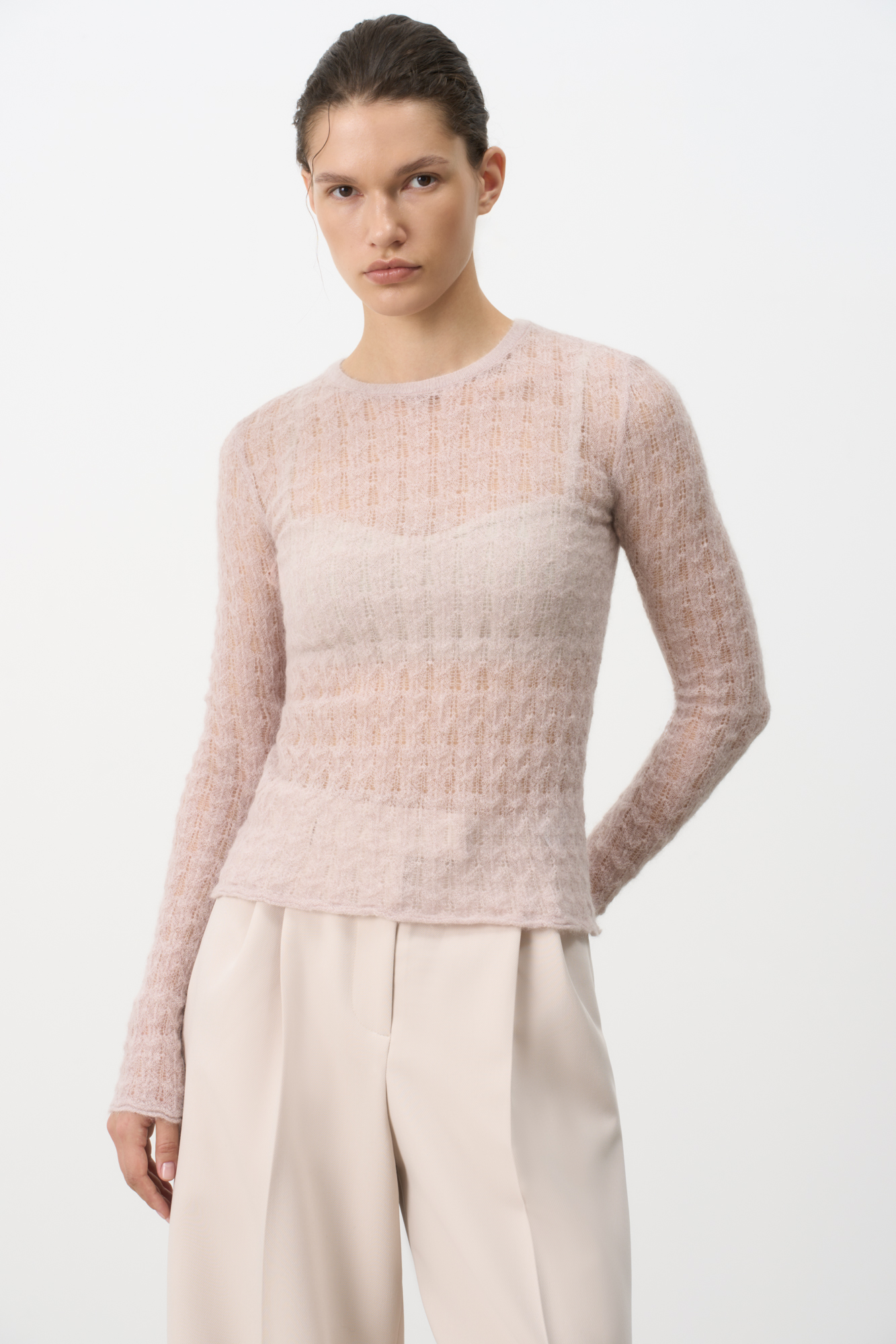 Ажурная водолазка из тонкого супер кид мохера и беби альпака. Модель с длинными рукавами и круглым неглубоким вырезом горловины. 