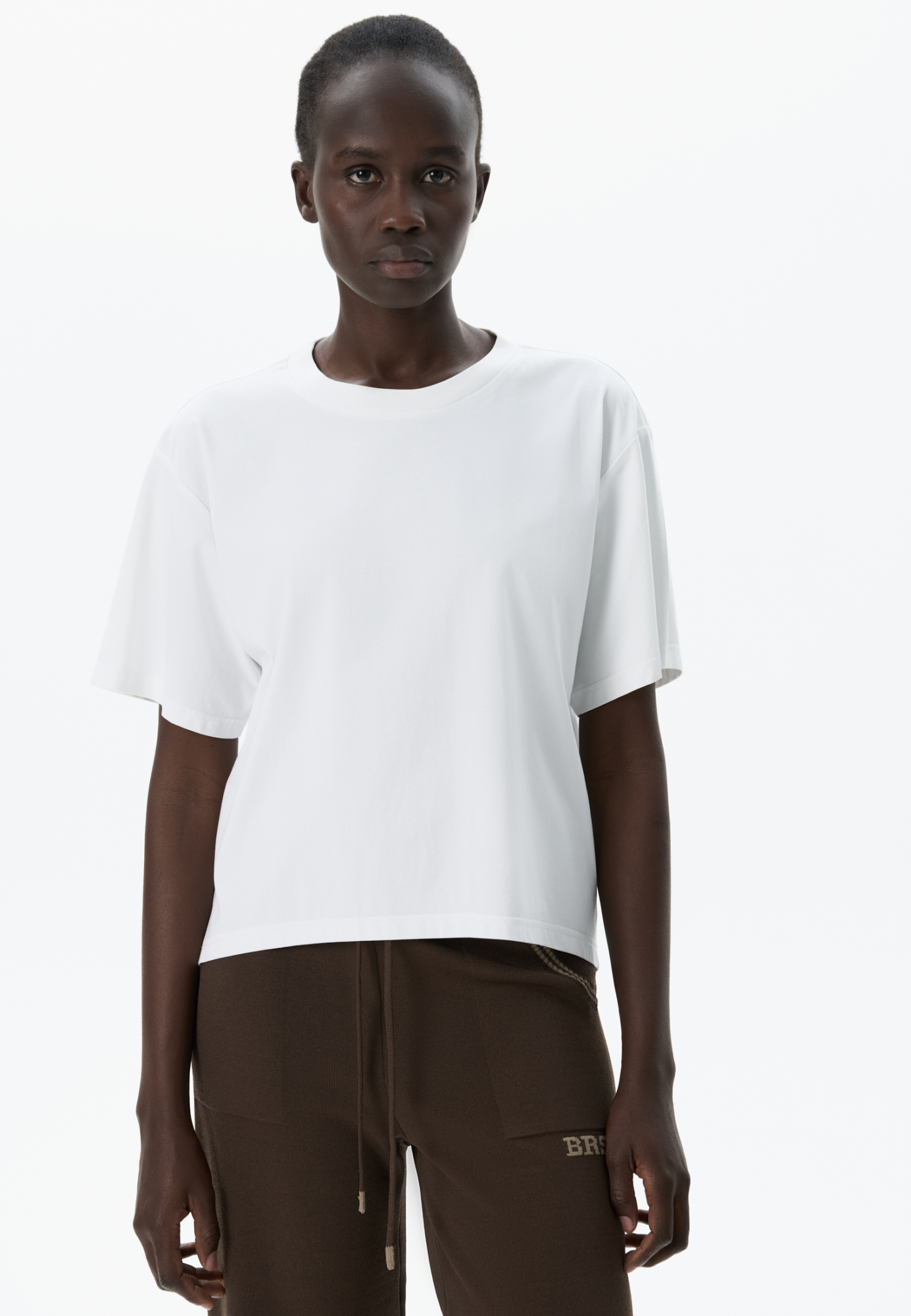 Oversize футболка со спущенной линией плеча. Модель свободного силуэта с закругленным низом.