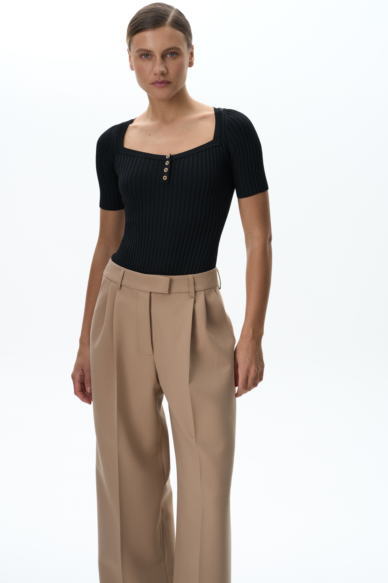 Трикотажное боди из вискозы в широкий рубчик. Модель с квадратным вырезом головины, коротким рукавом и застежкой на бельевые крючки. Изделие декорировано небольшими пуговицами.