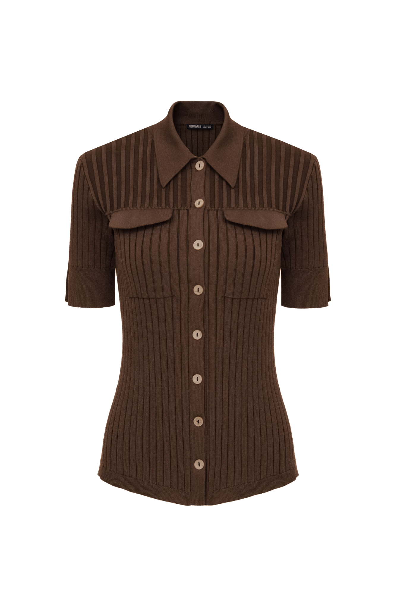 Трикотажная футболка из вискозы в широкий рубчик. Модель приталенного силуэта с отложным воротником, небольшими разрезами на манжетах и имитацией карманов на груди с клапанами. Застежка на пуговицы. 