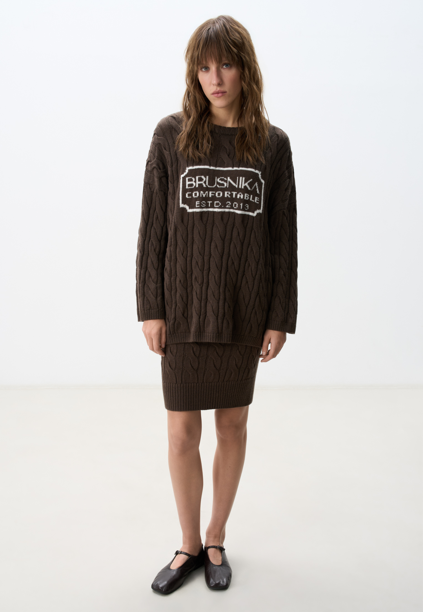 Трикотажная юбка длины мини с объемными косами из мягкой шерсти. Широкий эластичный пояс на кулиске. Дополнить образ можно джемпером в том же стиле.