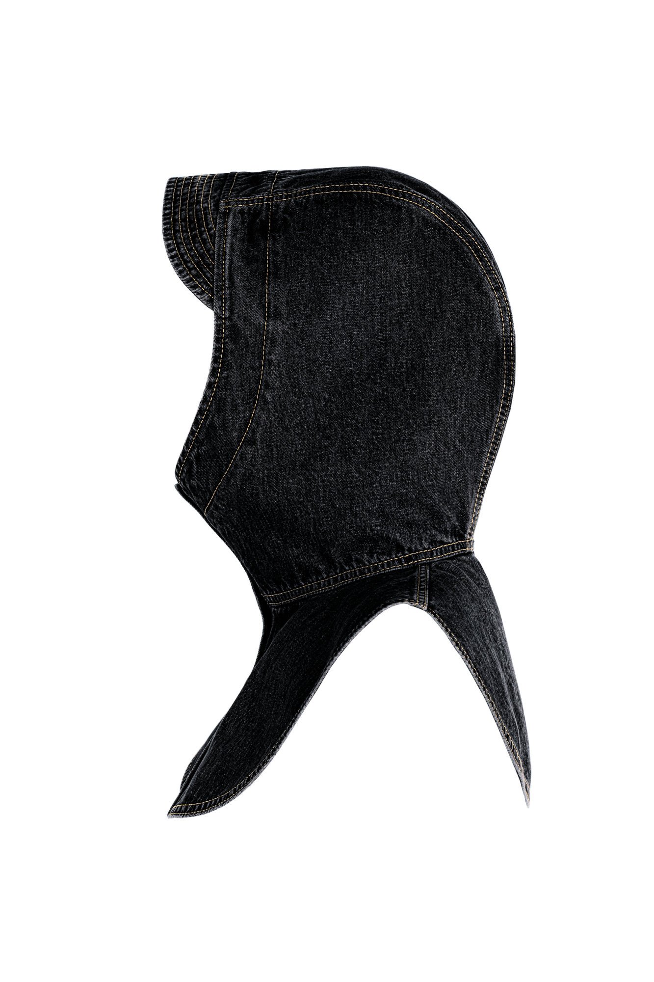 Джинсовый капюшон из 100% хлопка. Изделие выполнено с брендированным ярлыком сзади и застежкой на кнопки.