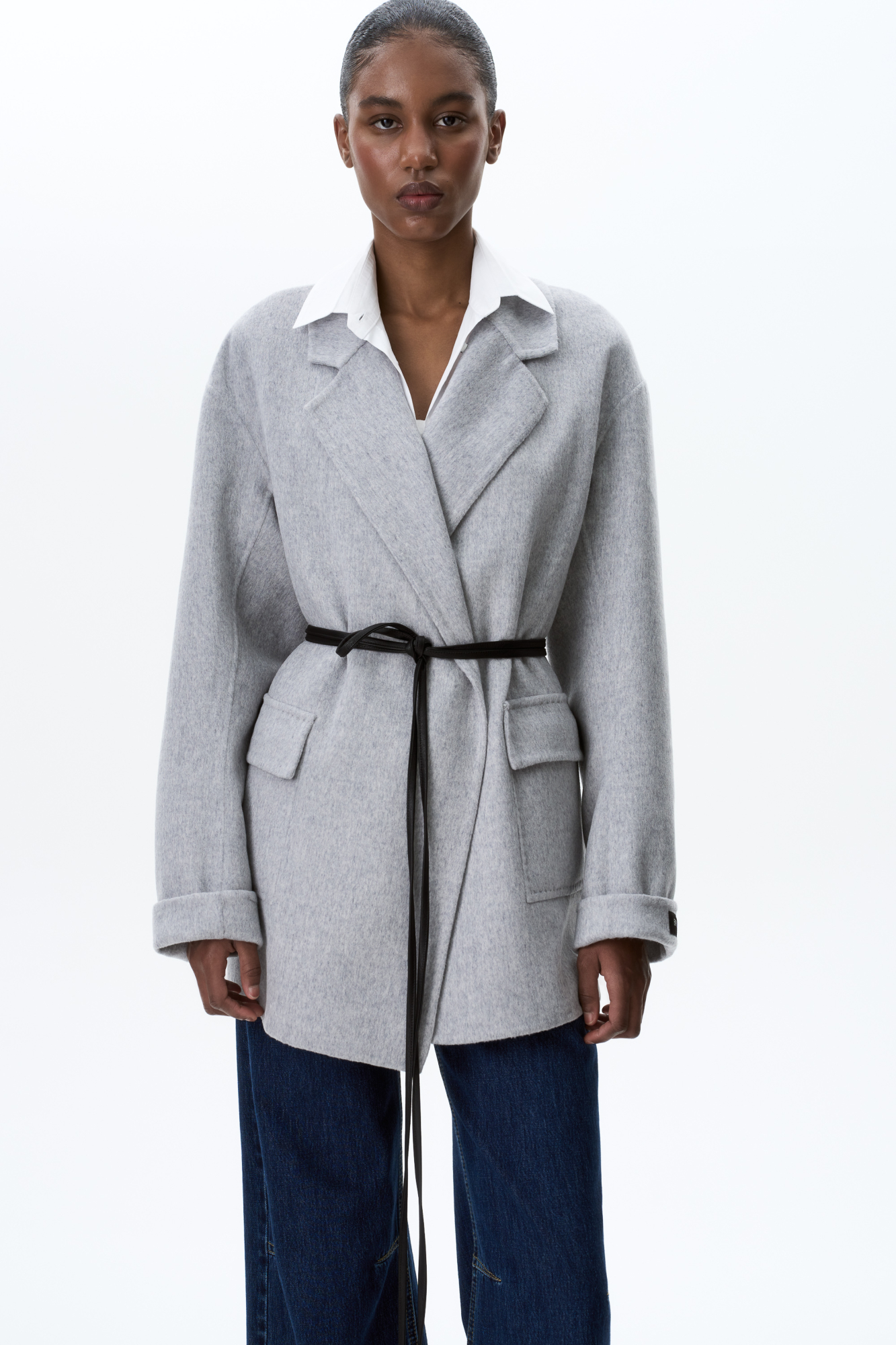 Жакет из двусторонней шерстной ткани на запах. Модель прямого кроя с отложным воротником и накладными карманами с клапанами. Изделие выполнено без подкладки. Тонкий пояс из экокожи в комплекте.