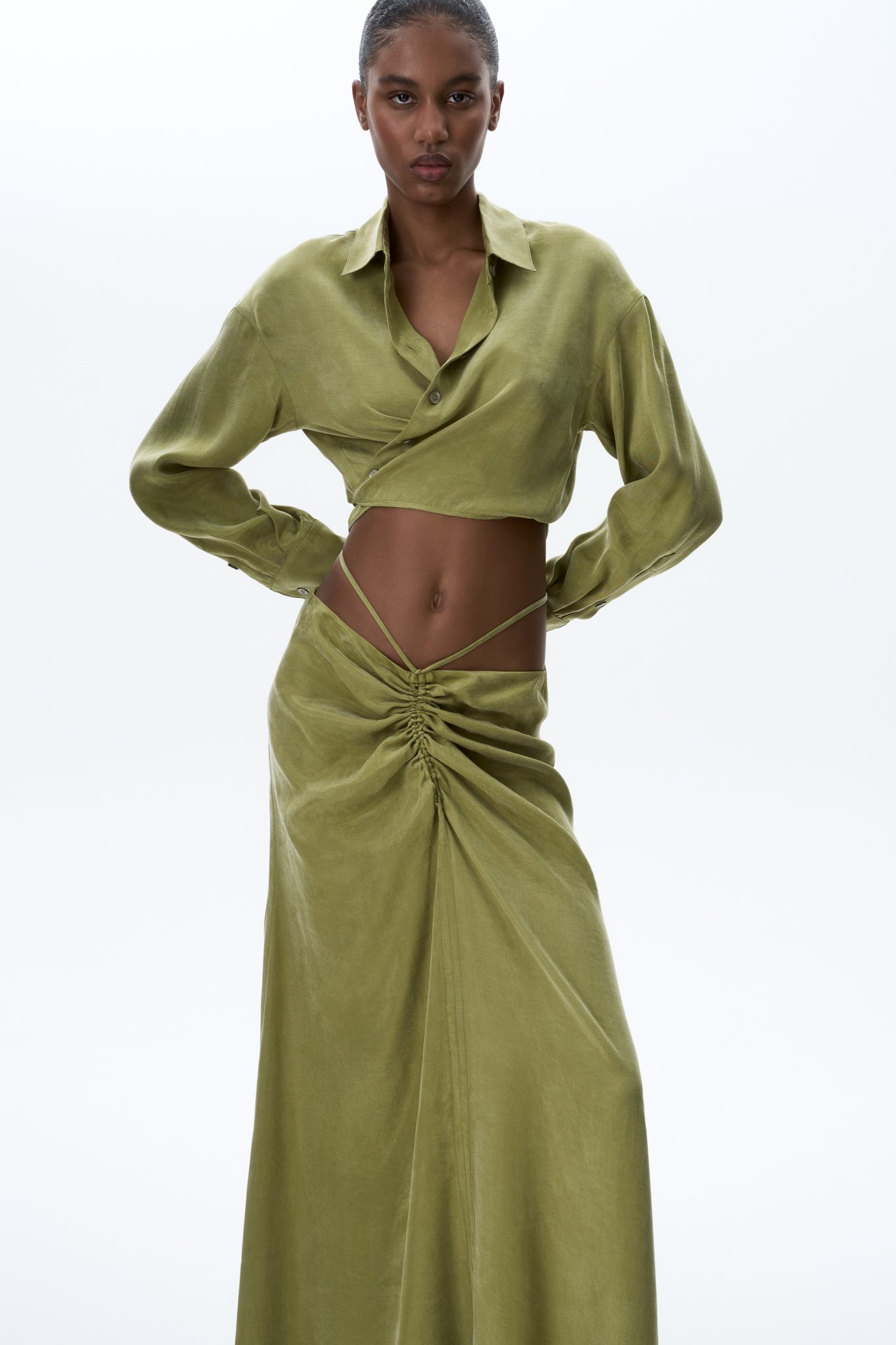 Укороченная рубашка из 100% купры на запах со спущенным рукавом и завязками.