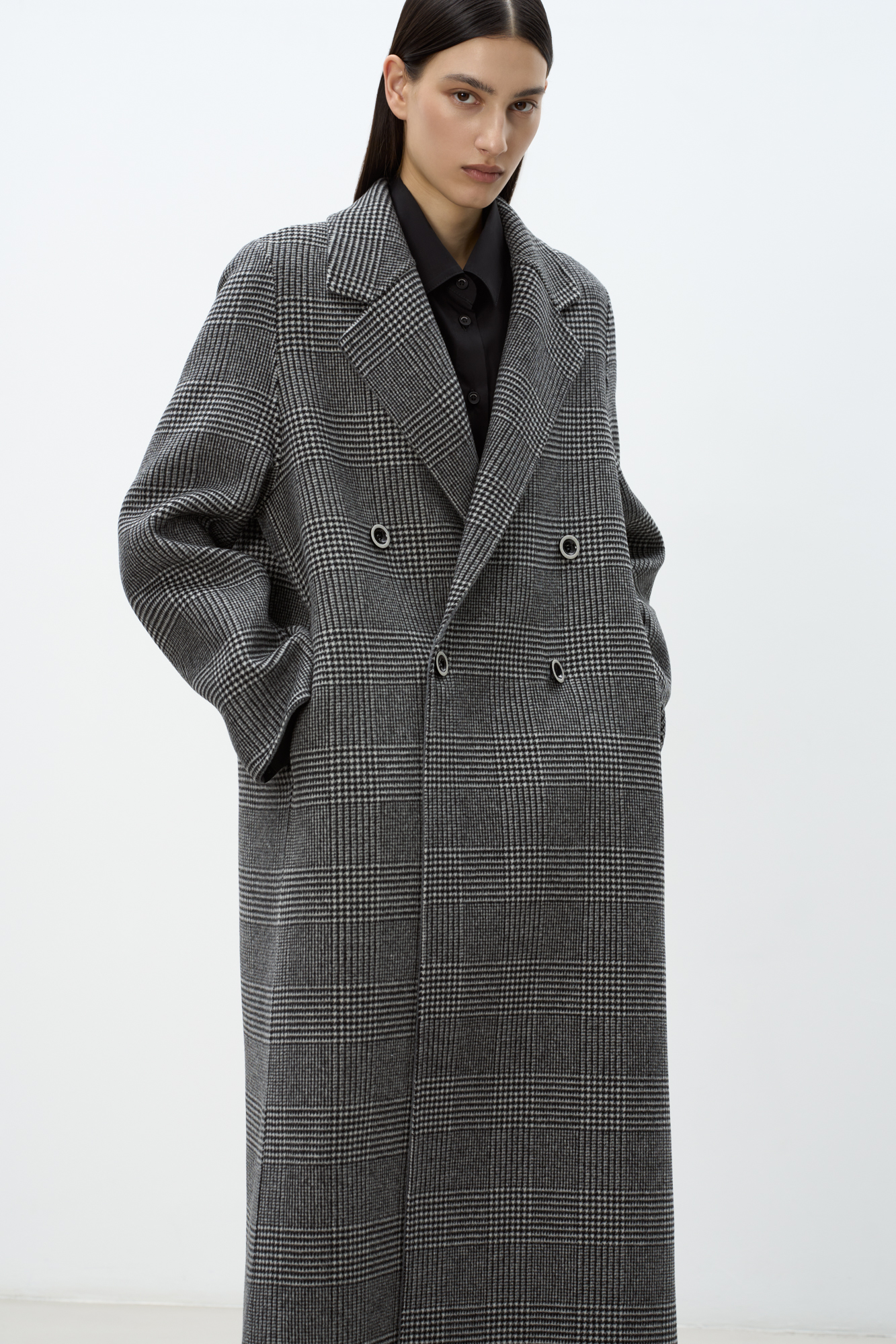 Двубортное шерстяное пальто свободного силуэта с английским воротником, боковыми карманами и застежкой на пуговицы. При изготовлении изделия была использована технология Double Face - обе стороны ткани можно использовать в качестве лицевой, швы внутри пальто выполняются вручную, чтобы избежать видимых строчек на лицевой стороне и сохранить элегантный вид.