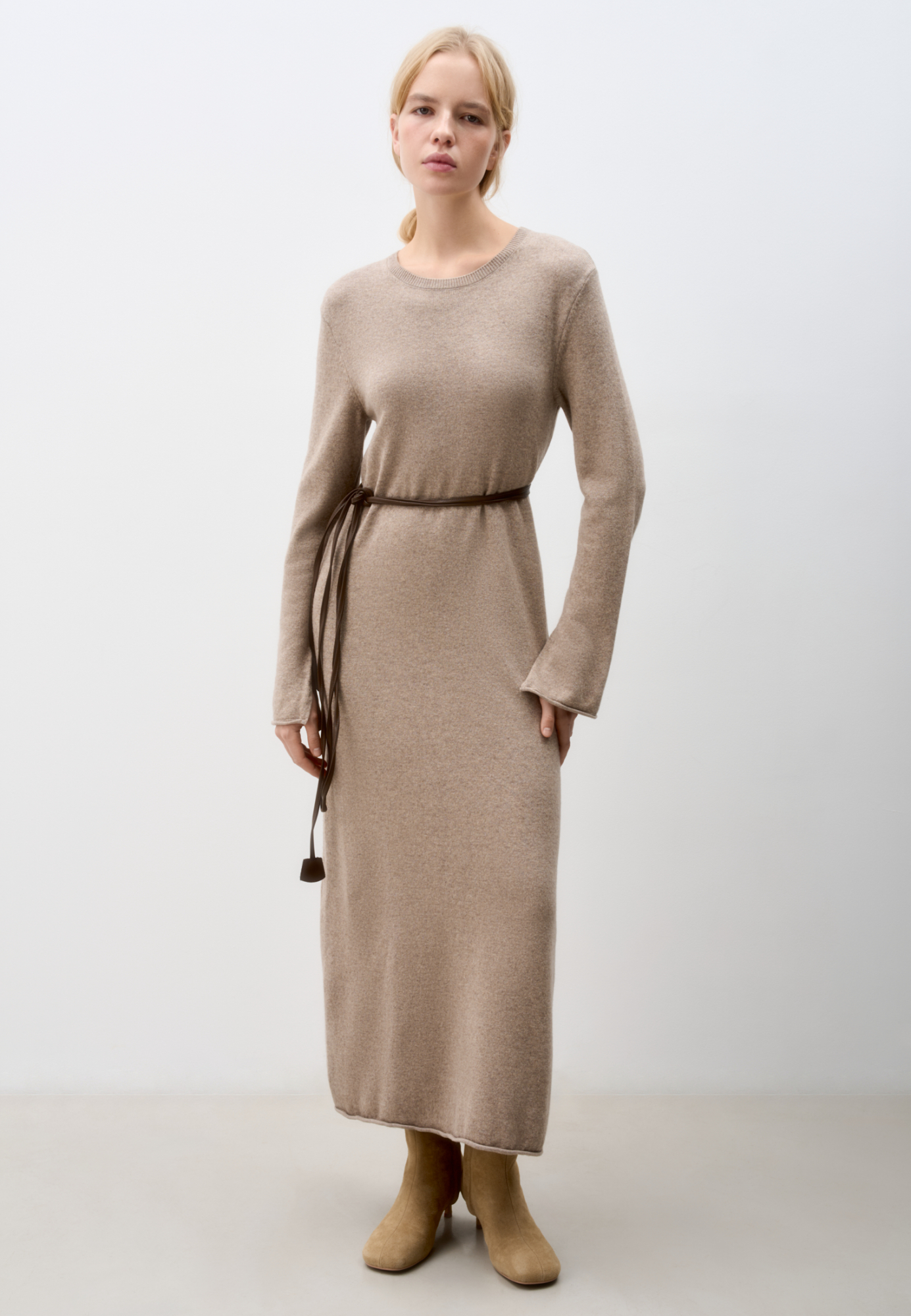 Трикотажное платье длины макси из шерсти с добавлением кашемира. Модель свободного силуэта с длинными рукавами, круглым вырезом горловины и валиком по низу изделия. 