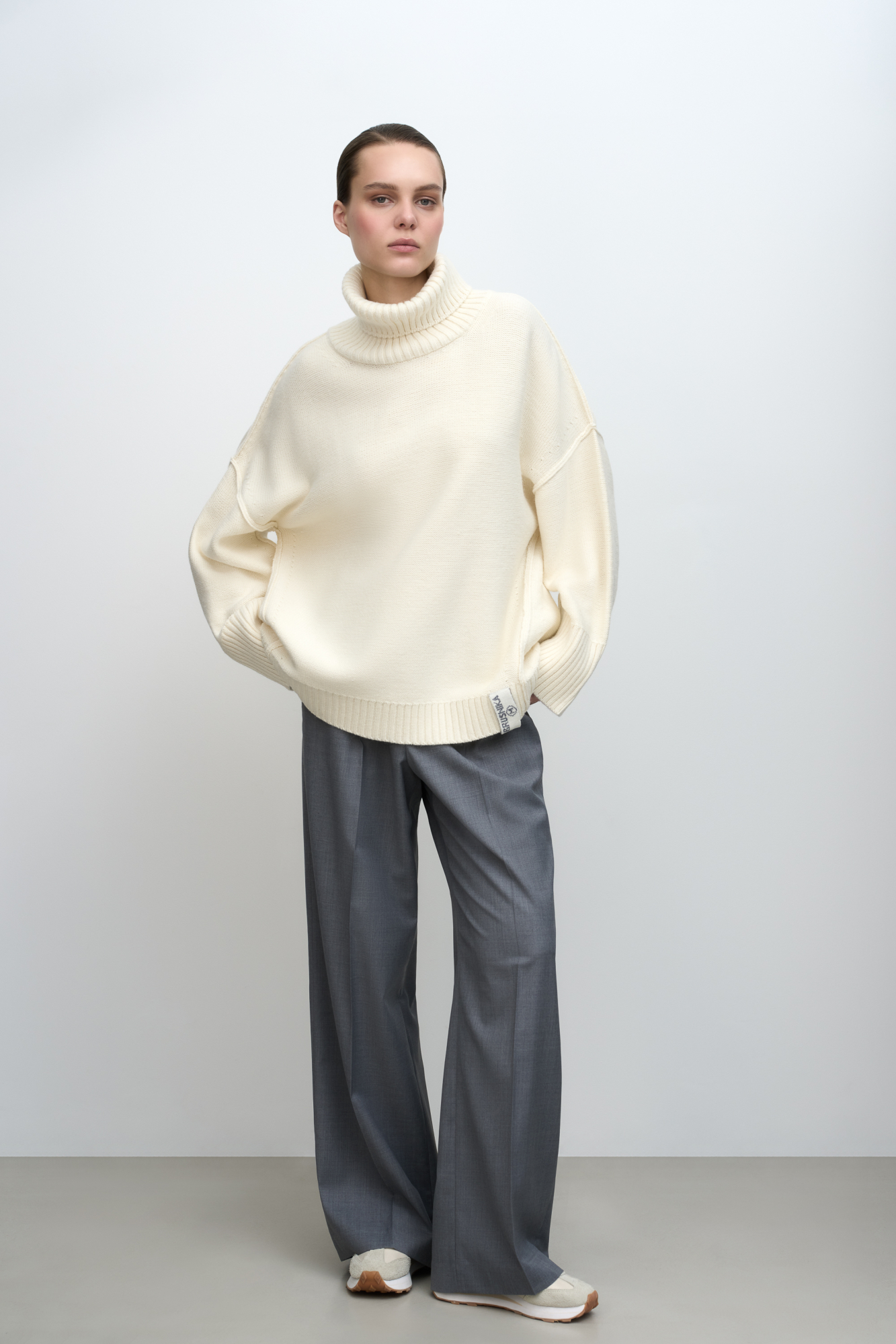 Джемпер из шерсти альпака. Модель свободного силуэта с высокоим воротом и спущенным плечом, швы проймы сделаны на лицевую сторону.