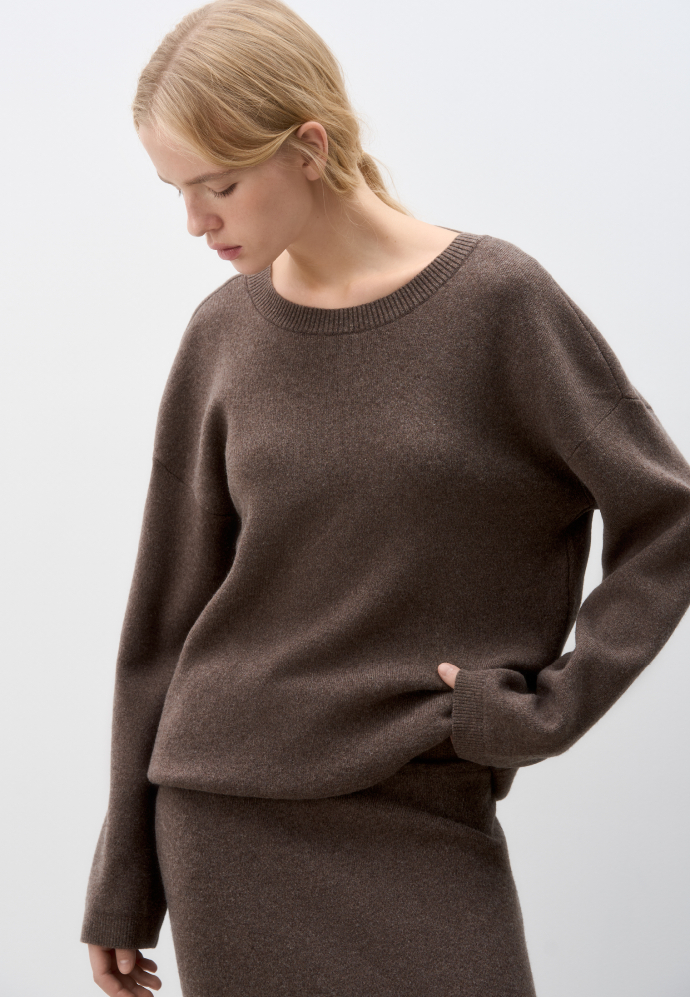 Трикотажный джемпер из кашемира и шерсти. Модель свободного силуэта с длинными рукавами и глубоким вырезом с перемычкой на спине. Края изделия выполнены в рубчик. 