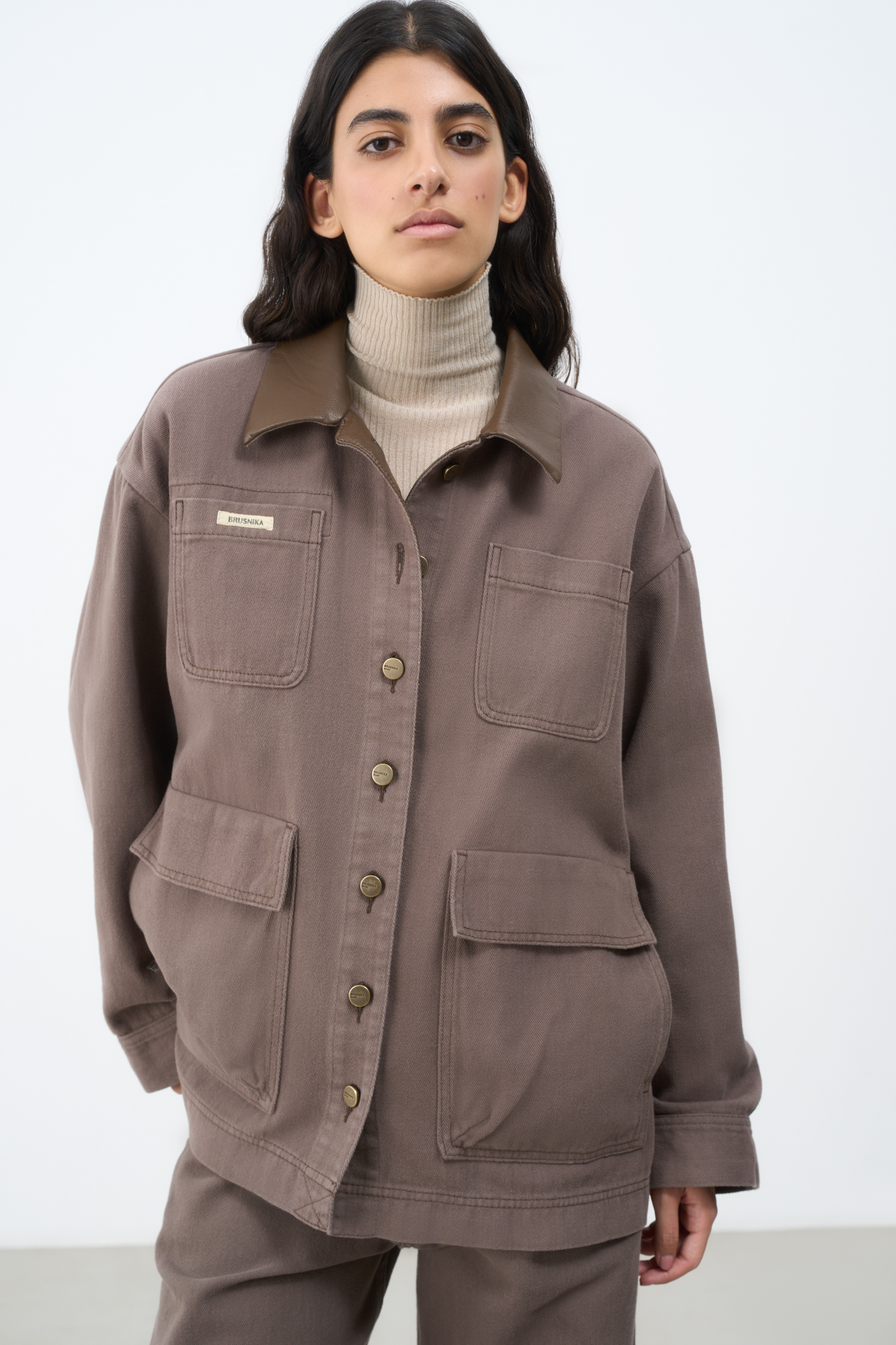 Джинсовая куртка из 100% хлопка. Модель свободного силуэта с накладными карманами. Воротник декорирован вставкой из экокожи. Застежка на металлические пуговицы. Дополнить образ можно джинсами в таком же стиле. 