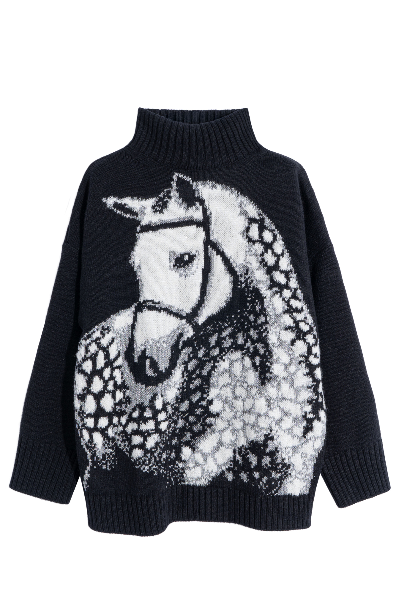 Джемпер с жаккардовым рисунком в виде лошади из шерсти альпака с добавлением люрекса. Модель свободного силуэта со спущенной линией плеч и высоким воротником. Манжеты рукавов, низ изделия и манжеты рукавов выполнены в широкий рубчик. 