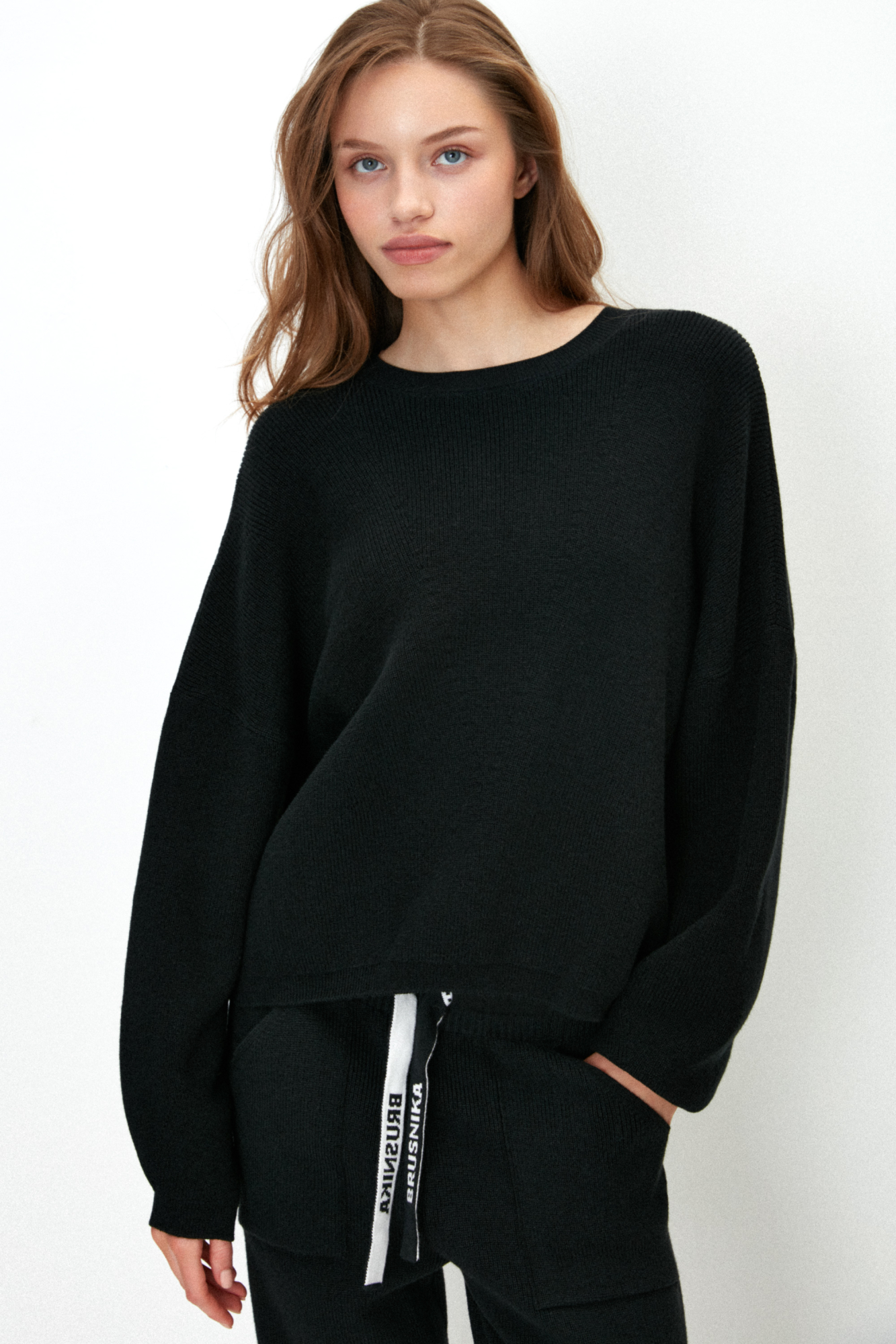 Объемный хлопковый джемпер полуфанг с длинными рукавами. Низ изделия и рукава на эластичной ленте.