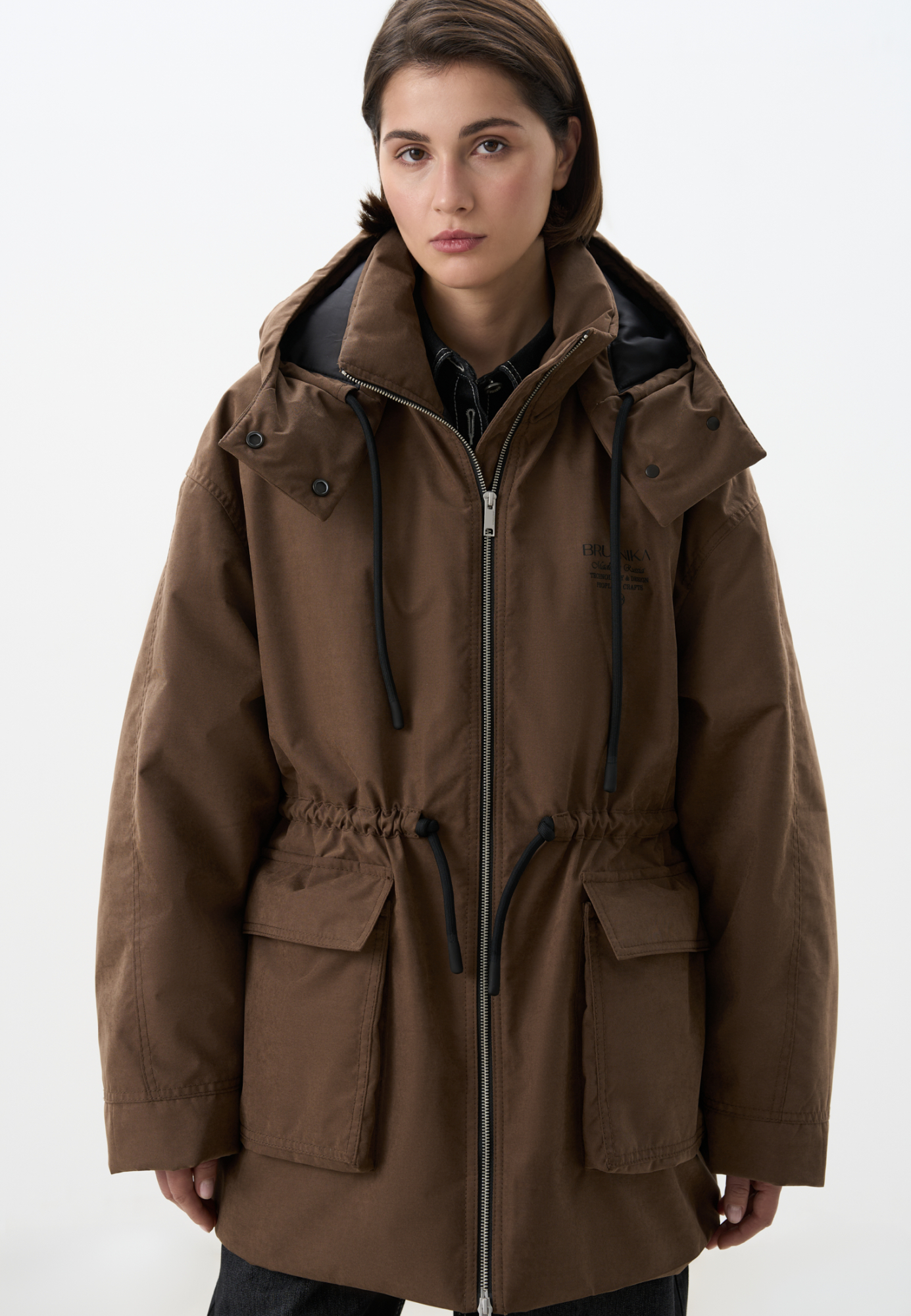 Парка на синтепоне. Модель свободного силуэта с регулируемой кулиской на талии, большими накладными карманами с клапанами, со спущенной линией плеч и воротником-стойкой. В комплекте к куртке идет дополнительный объемный воротник и капюшон. Застежка на молнию. Изделие выполнено на подкладке.