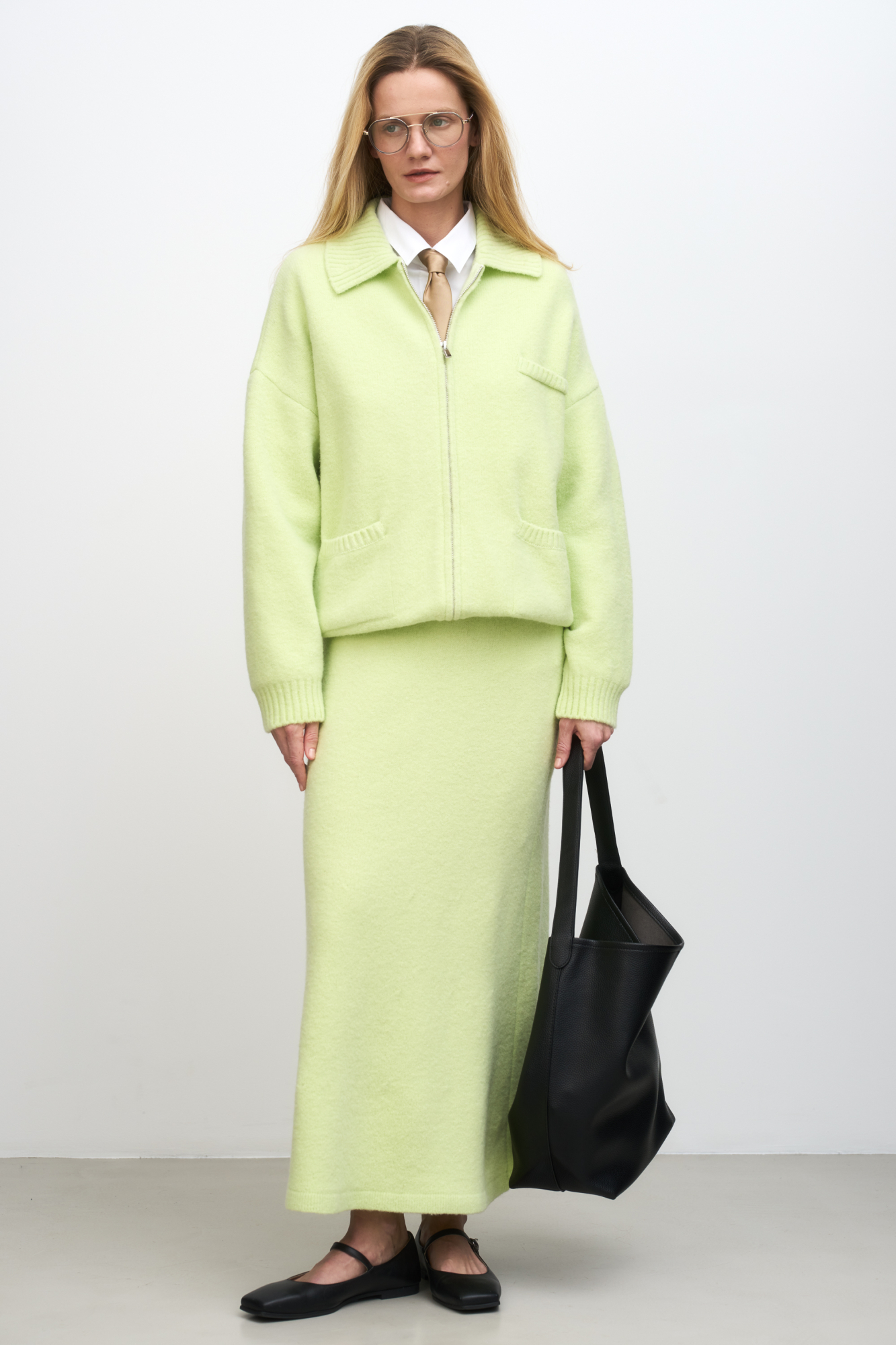 Трикотажный бомбер из шерсти с добавлением мохера. Модель свободного силуэта&nbsp;&nbsp;со спущенной линией плеча, отложным воротником и накладными карманами. Застежка на молнию. Изделие без подкладки.