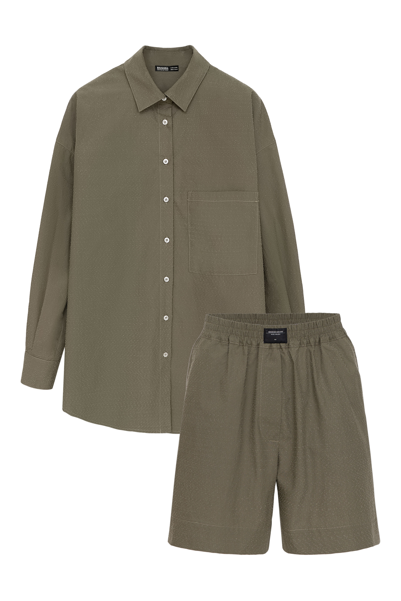 Комплект из 100% хлопка, состоящий из рубашки и шорт. Рубашка прямого кроя, с длинными рукавами, классическим отложным воротником и караманом на груди. Шорты прямого кроя, с эластичным поясом на резинке и брендированным ярлыком.