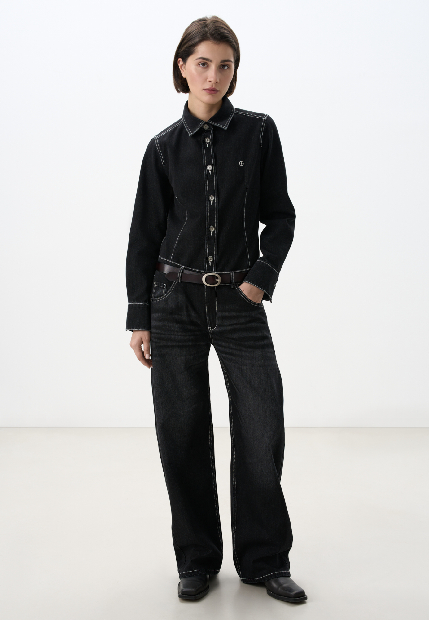 Классические джинсы из 100% хлопка. Модель прямого кроя на средней посадке. Пять карманов, шлевки на поясе для ремня. Застежка на молнию и пуговицу.