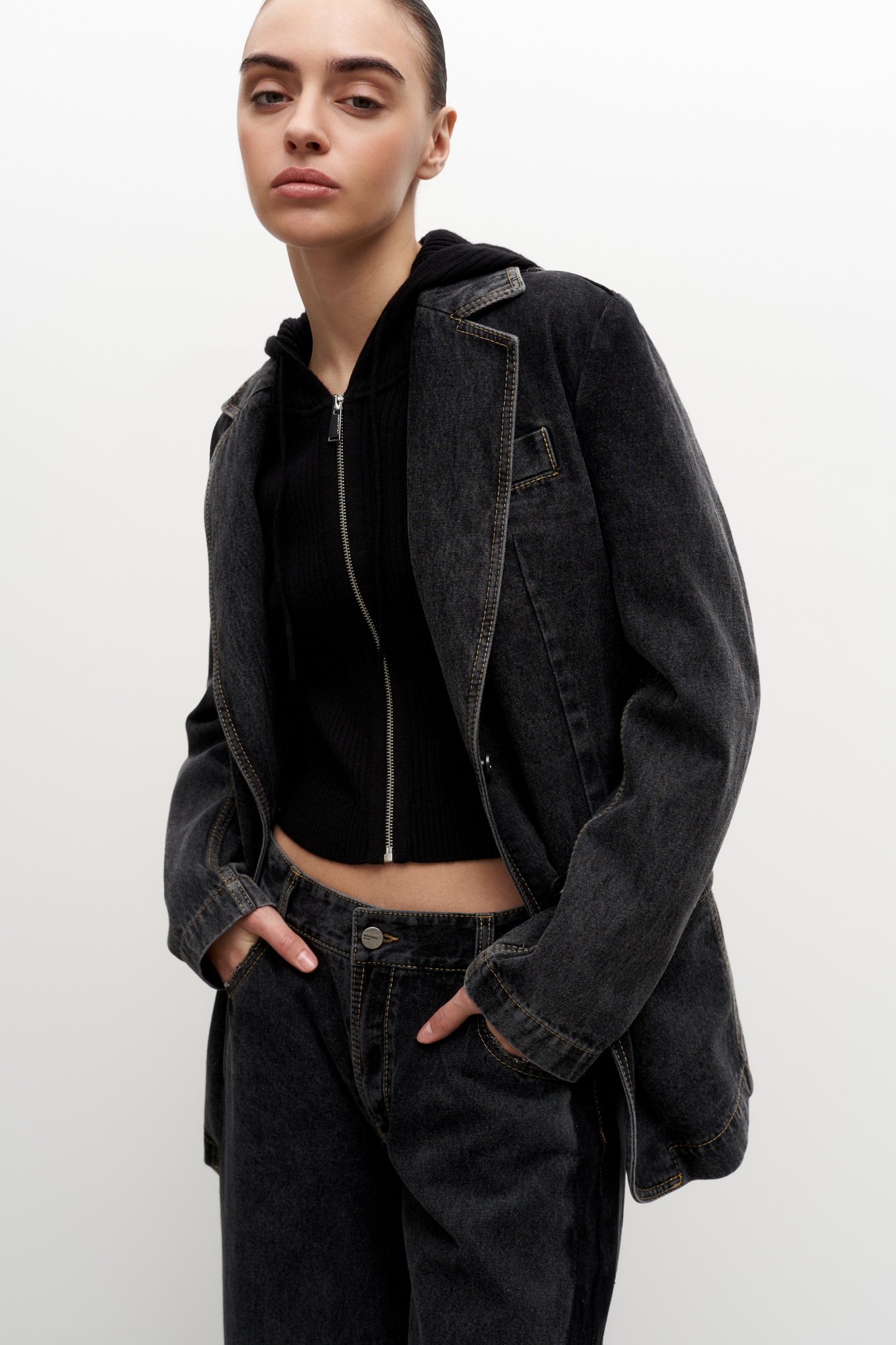 Джинсовый жакет из 100% хлопка. Модель прямого силуэта с английским воротником, прорезными карманами с карманами по бокам и на груди. Застежка на две пуговицы.