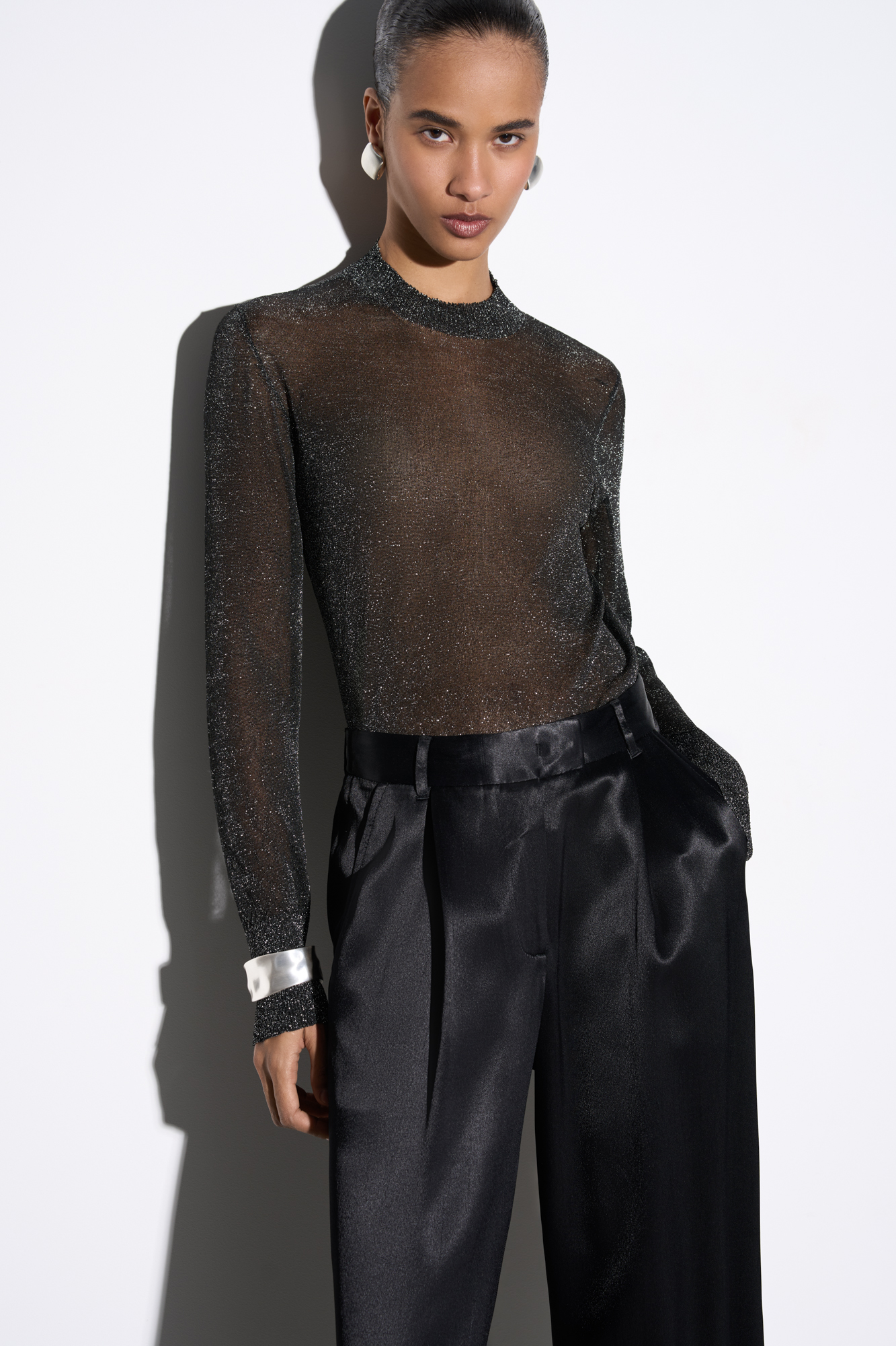 Трикотажная тонкая водолазка из вискозы с добавлением люрекса. Модель с длинным рукавом и воротником-стойкой. Воротник, манжеты рукавов и низ изделия выполнены в рубчик.