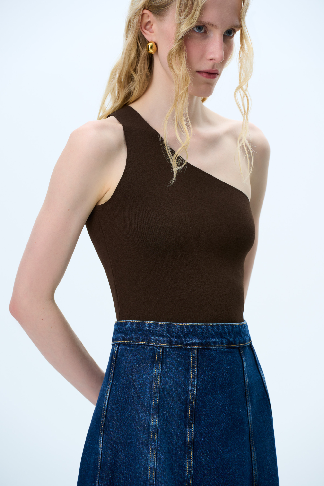 Трикотажный топ из вискозы. Модель облегающего силуэта, с лямкой на одно плечо.