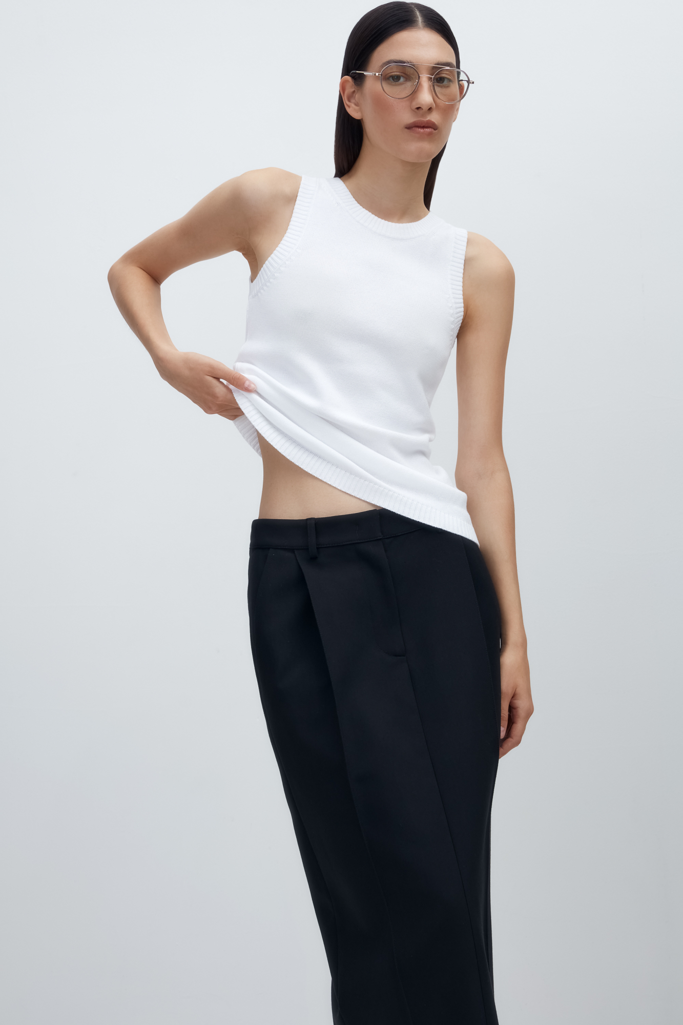 Трикотажный топ из 100% хлопка без рукавов. Модель приталенного силуэта с круглым вырезом горловины. Края изделия выполнены в рубчик.