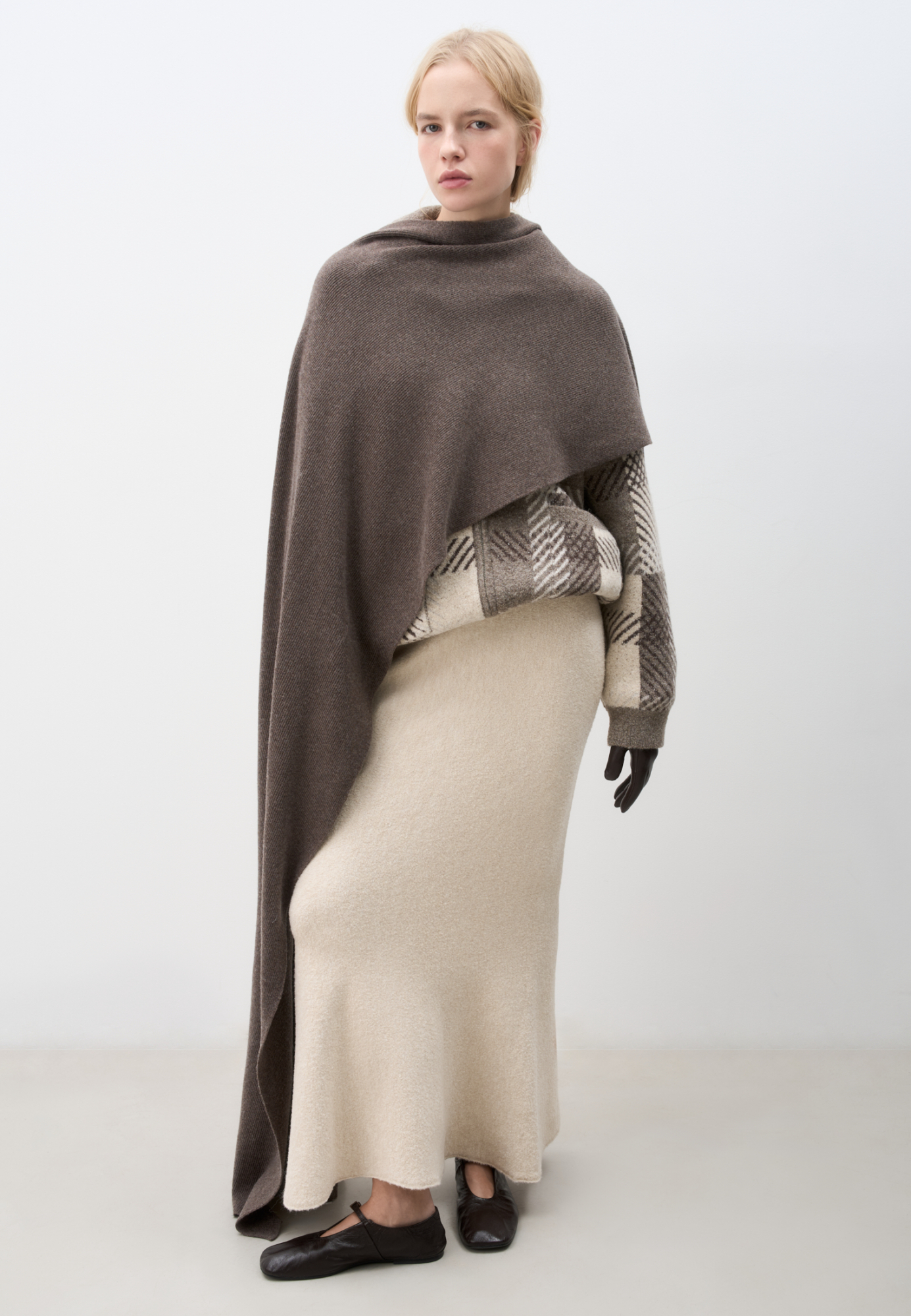 Трикотажный палантин из шерсти и вискозы с добавлением шелка.