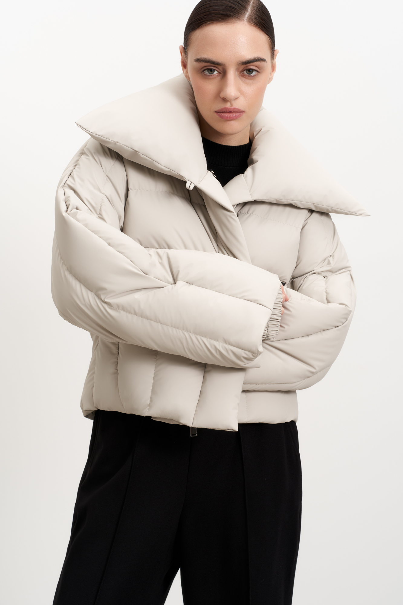 Короткий пуховик с воротником-стойкой. Модель прямого силуэта с боковыми карманами, спущенным плечом и брендированным ярлыком на груди. Застежка на потайную молнию и кнопки. Наполнитель натуральный пух 90% перо 10%.<br />
