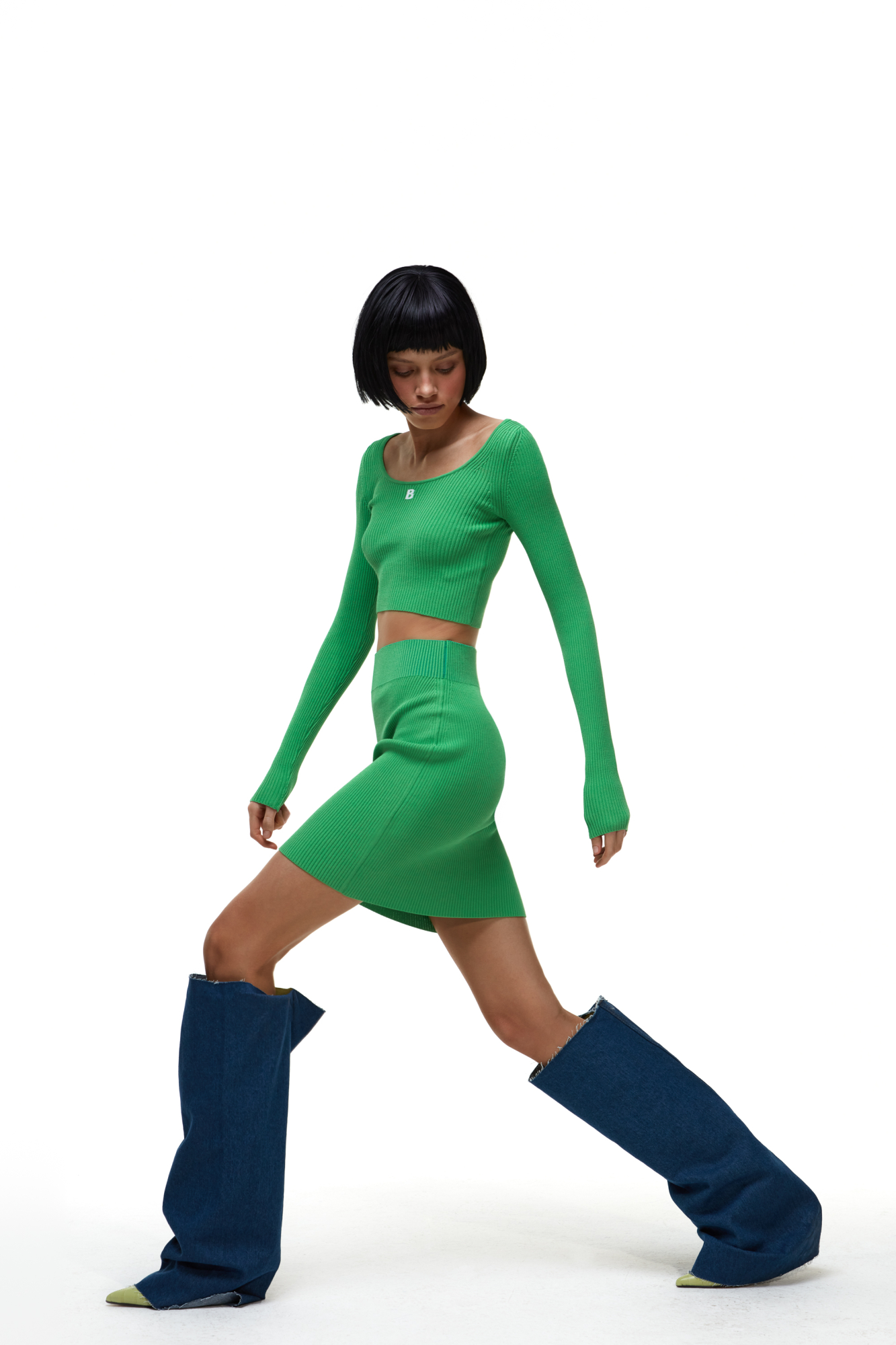 Трикотажная юбка длины мини из вискозы. Модель приталенного силуэта с эластичным поясом на резинке.