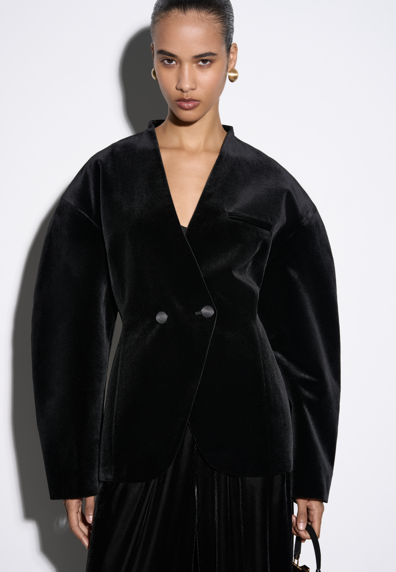 Бархатный жакет с объемными рукавами. Модель приталенного силуэта, с нагрудным карманом, невысоким воротником без лацканов. Плечи с подплечниками. Изделие выполнено на подкладке. 