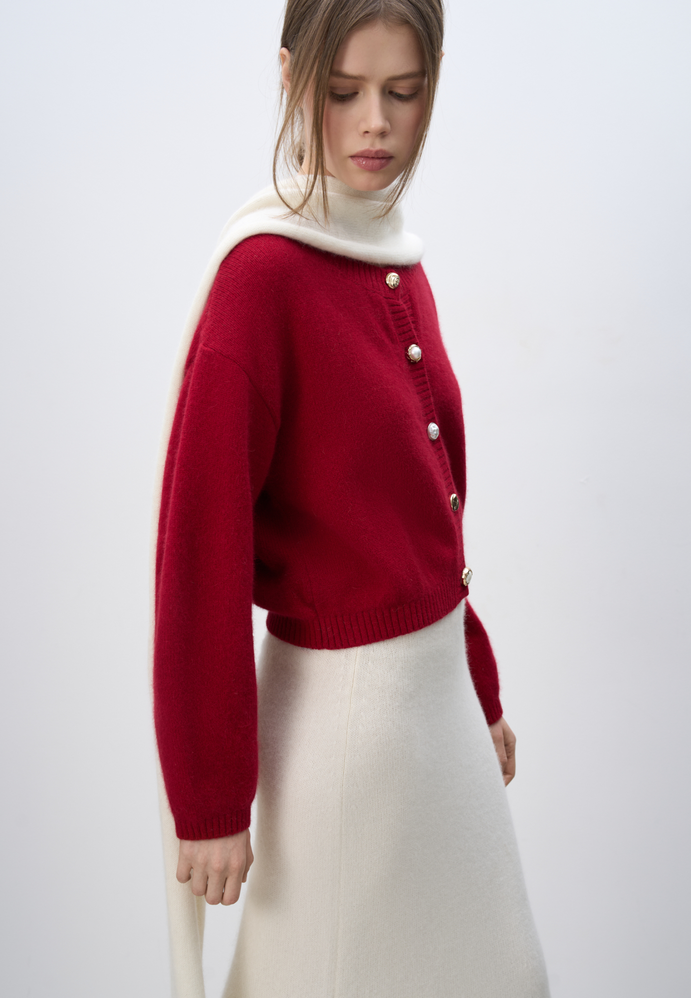 Трикотажный кардиган из пуха лисы. Модель свободного силуэта со спущенной линией плеч и круглым вырезом горловины. Изделие декорировано крупными акцентными пуговицами.