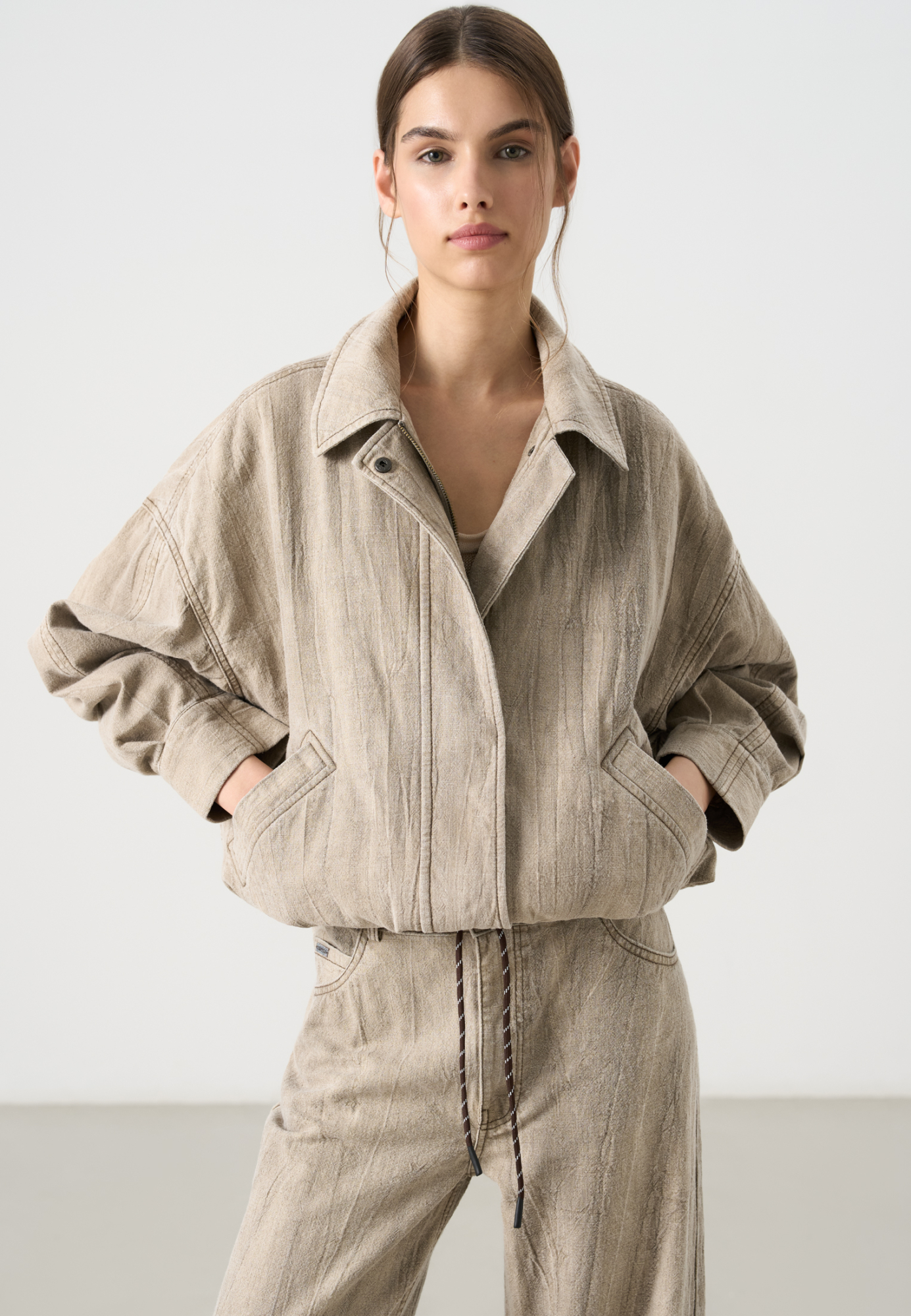 Куртка из плотного льна. Модель свободного кроя, с классическим отложным воротником, застежкой на молнию и кнопки под планкой. Низ изделия выполнен на регулируемой кулиске.