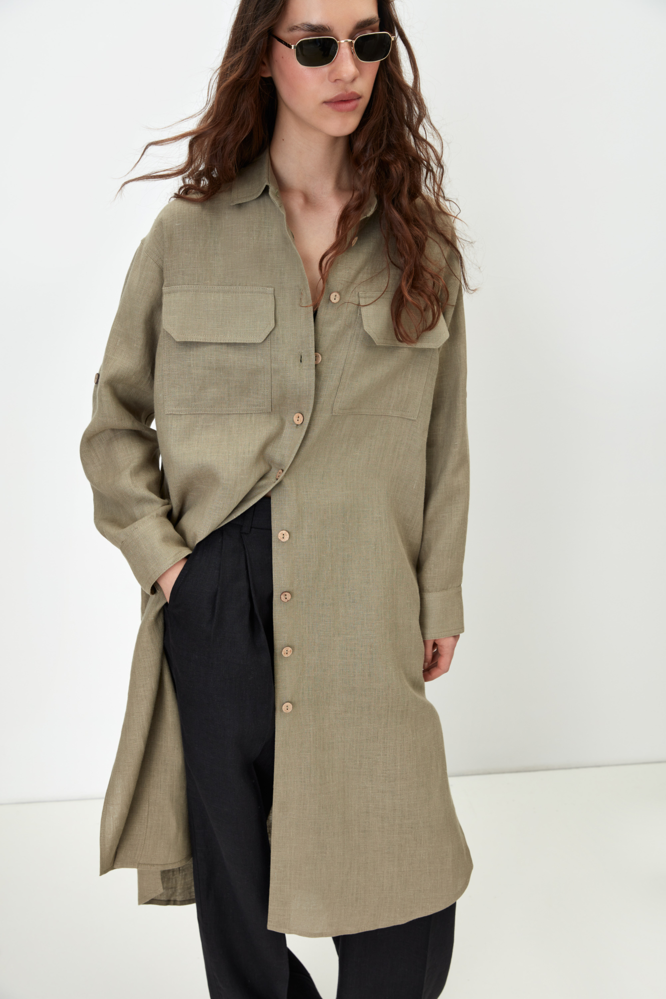 Платье-рубашка длины миди из 100% льна. Модель прямого кроя с длинным рукавом, отложным воротником и накладными карманами на груди. Застежка на пуговицы.