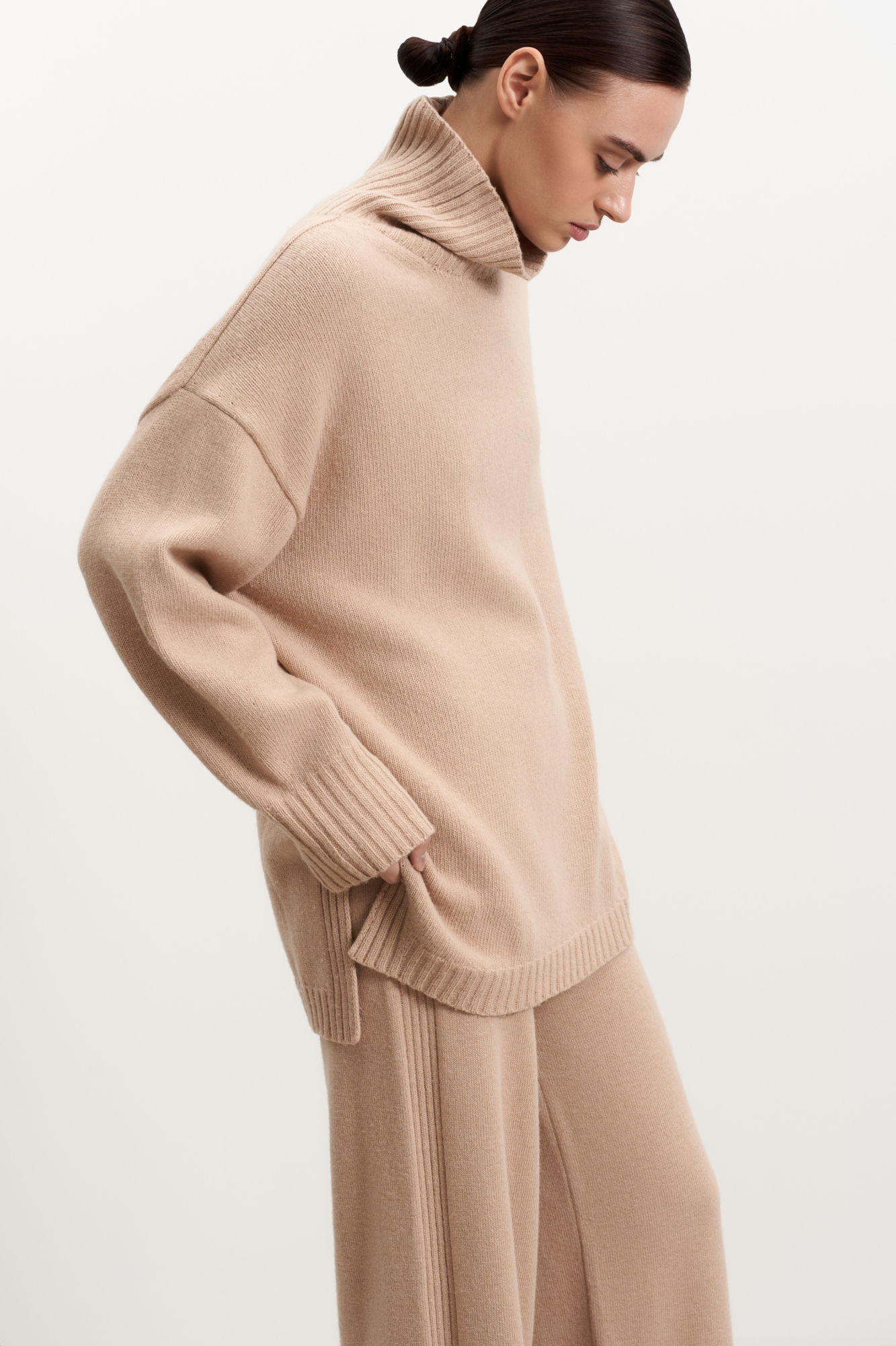 Джемпер свободного силуэта из кашемира и шерсти с высоким воротом и с боковыми разрезами