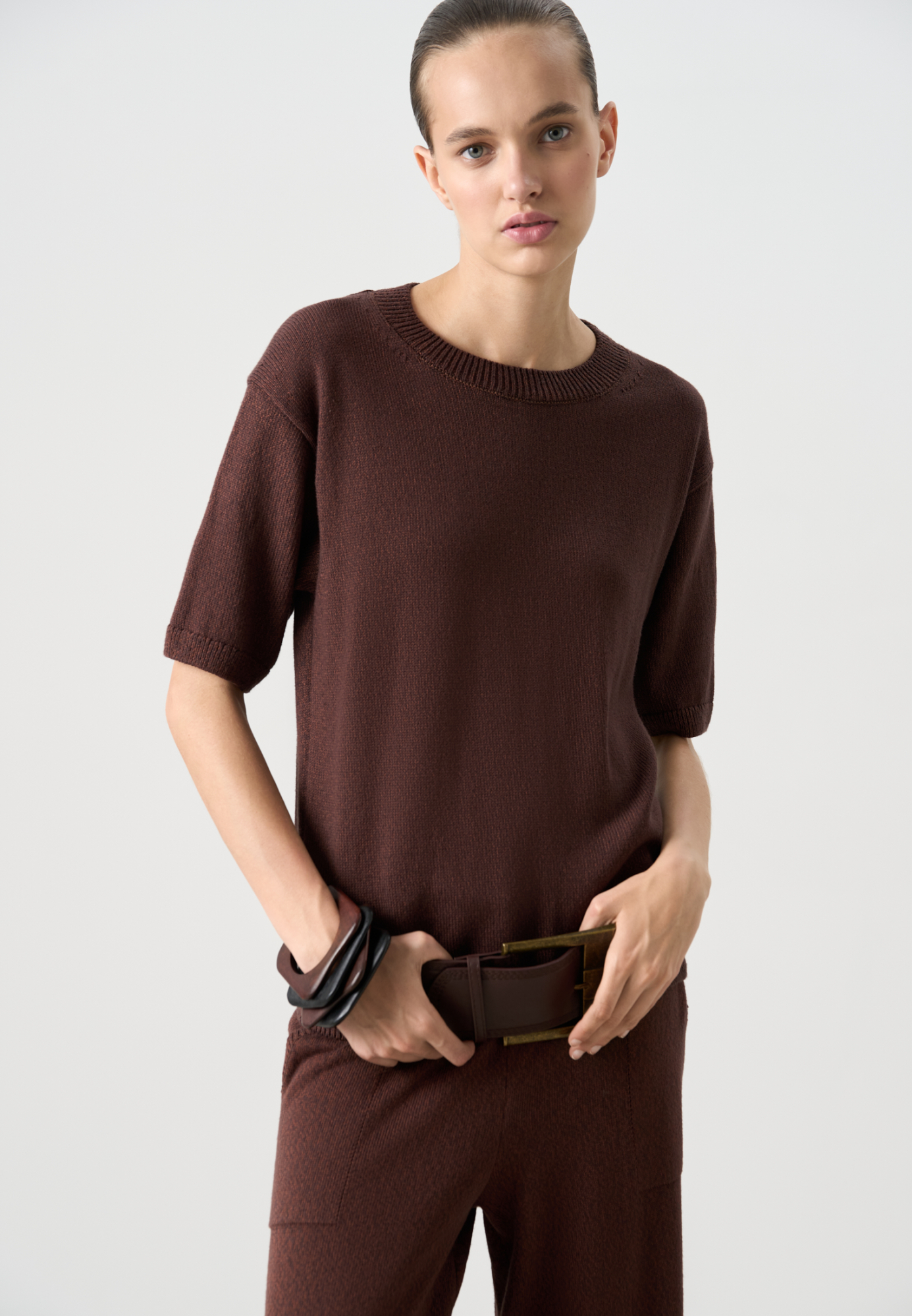 Трикотажная футболка из хлопка с добавлением вискозы. Модель свободного силуэта, со спущенной линией плеч и круглым вырезом горловины. Края изделия выполнены в рубчик. 