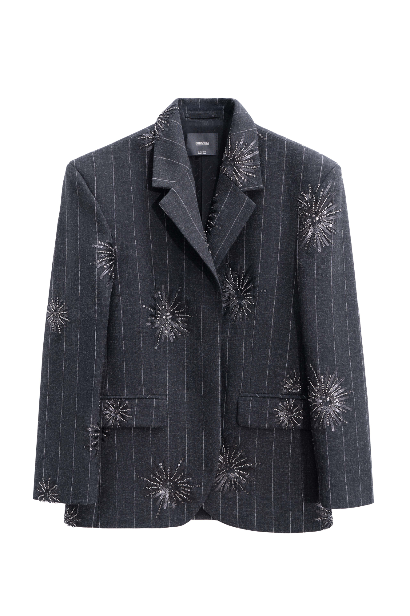 Однобортный жакет из шерсти, декорированный узором из пайеток. Модель прямого кроя с узкими лацканами, широкими плечами, боковыми карманами с клапанами и застежкой на две пуговицы. Изделие выполнено на подкладке.