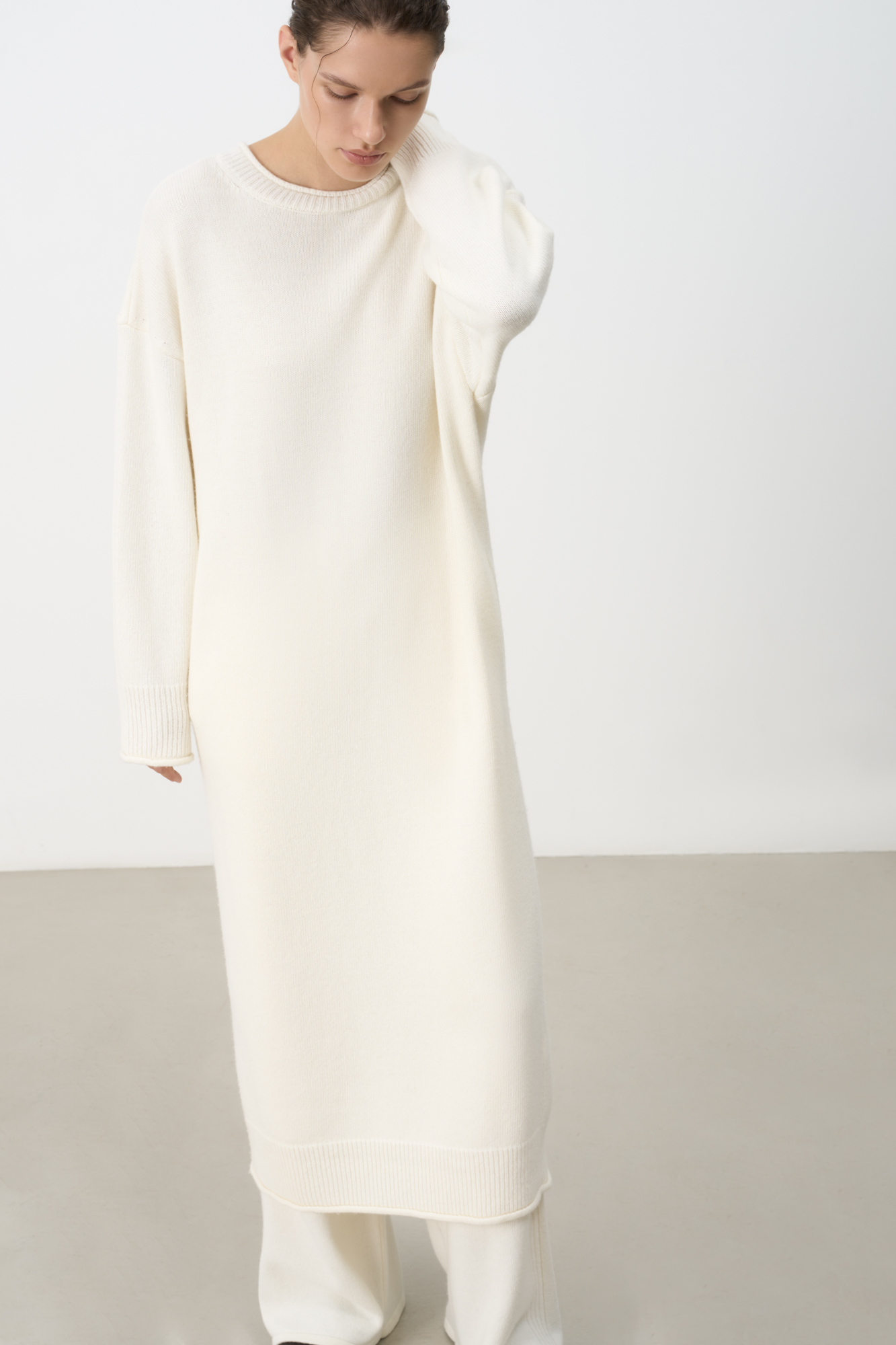 Трикотажное платье длины макси из смесовой шерсти с добавлением кашемира. Модель свободного силуэта со спущенной линией плеча и карманами. Края изделия выполнены в рубчик. Брендированный ярлык на спине. 