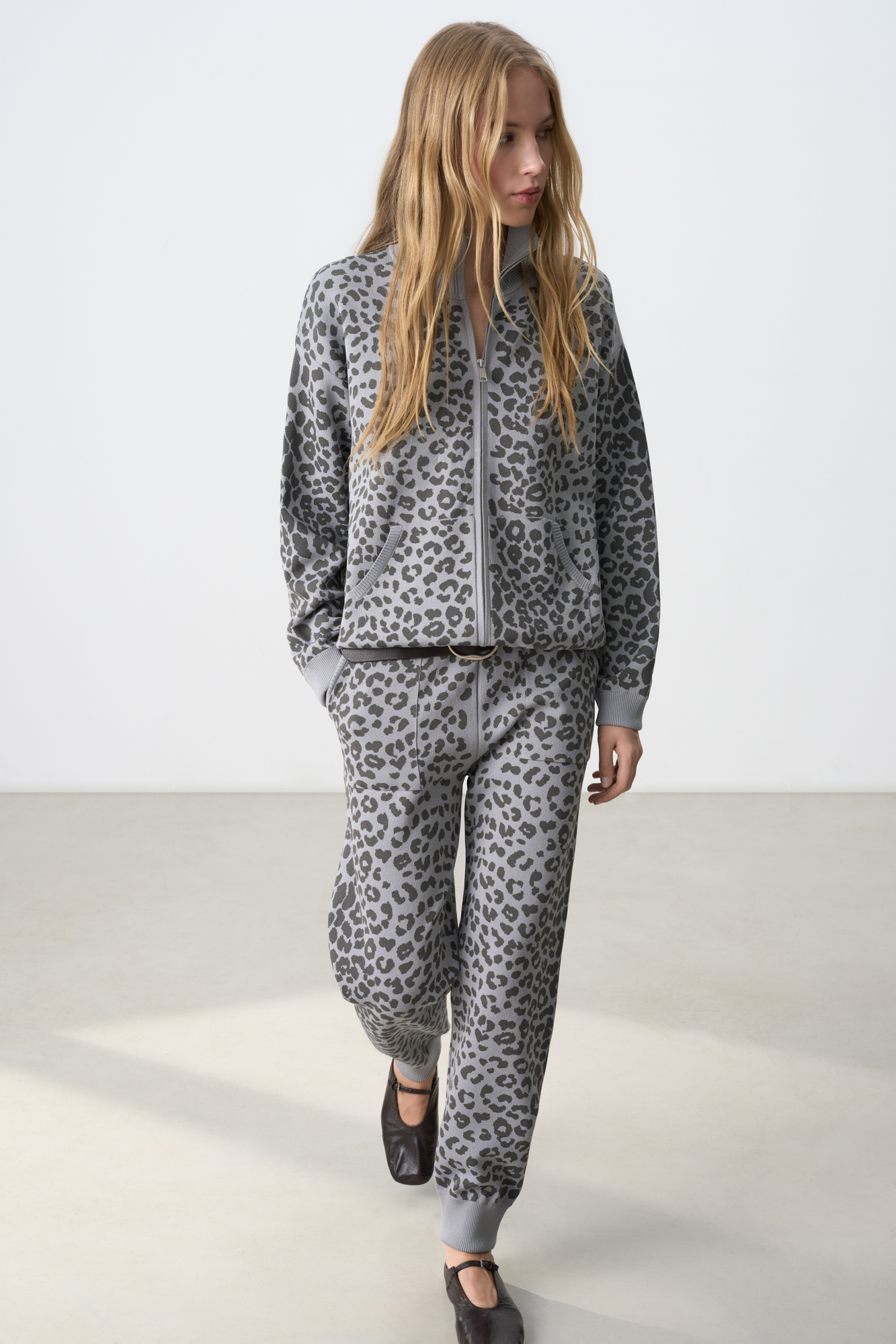 Трикотажные джоггеры из вискозы с анималистичным принтом, имитирующим пятна леопарда. Модель выполнена в спортивном стиле, с широким эластичным поясом на кулиске, боковыми карманами и манжетами на резинке.