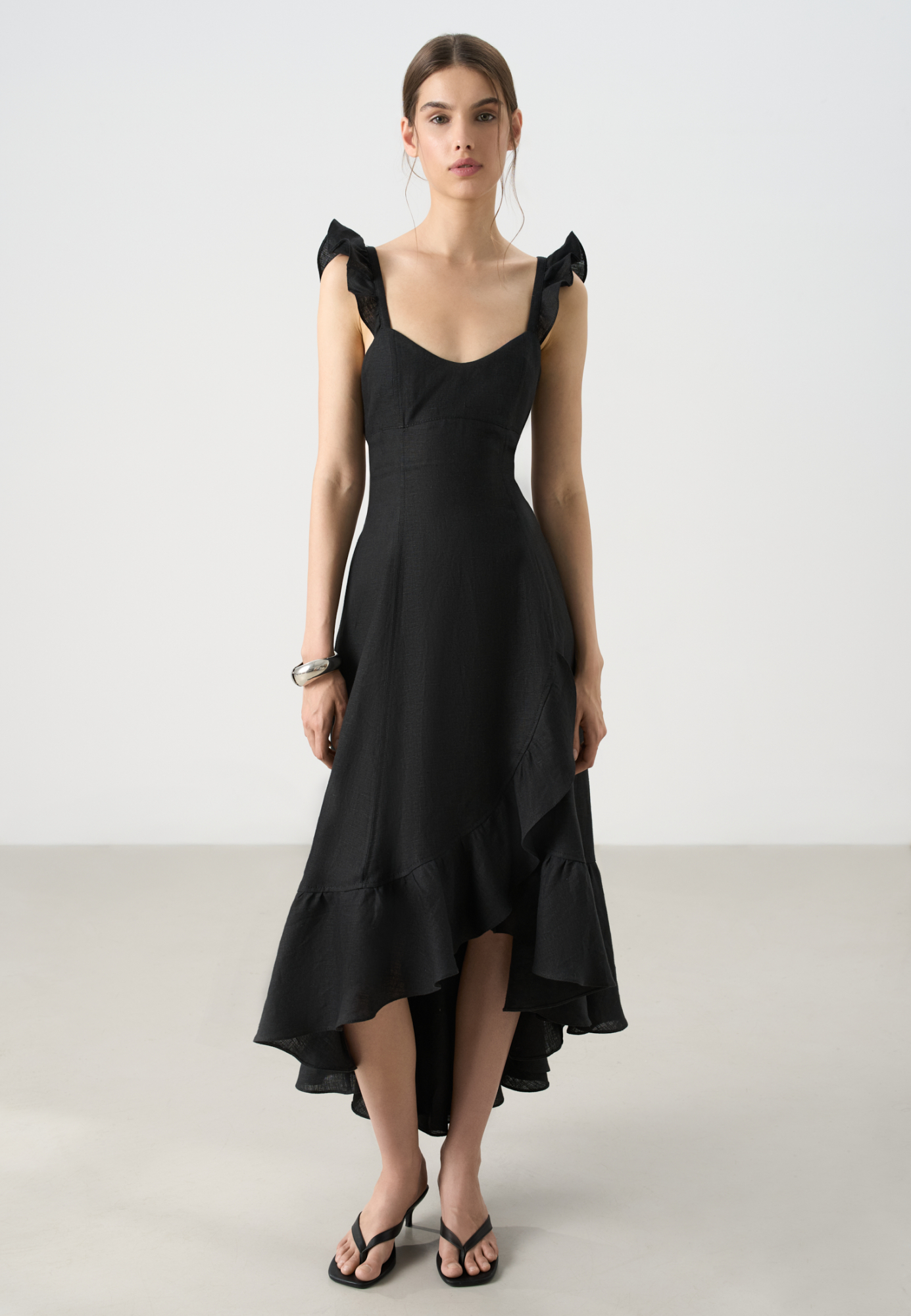 Сарафан длины миди из 100%&nbsp;&nbsp;льна. Модель без рукавов на широкиз лямках с оборками, открытой спиной, асимметричным низом и воланами на юбке. 