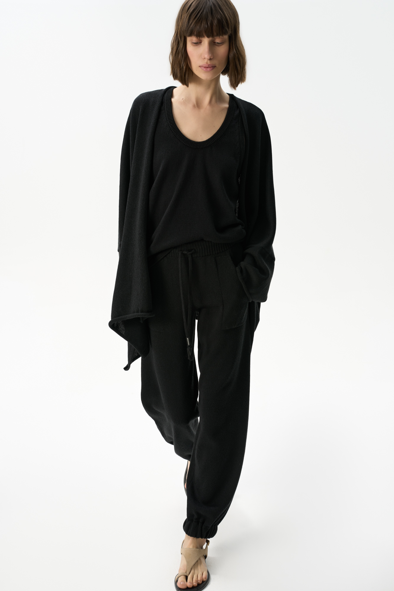 Трикотажные брюки-джоггеры из хлопка с добавлением вискозы. Модель выполнена в спортивном стиле, с широким эластичным поясом на кулиске, боковыми карманами и широкими манжетами на резинке.