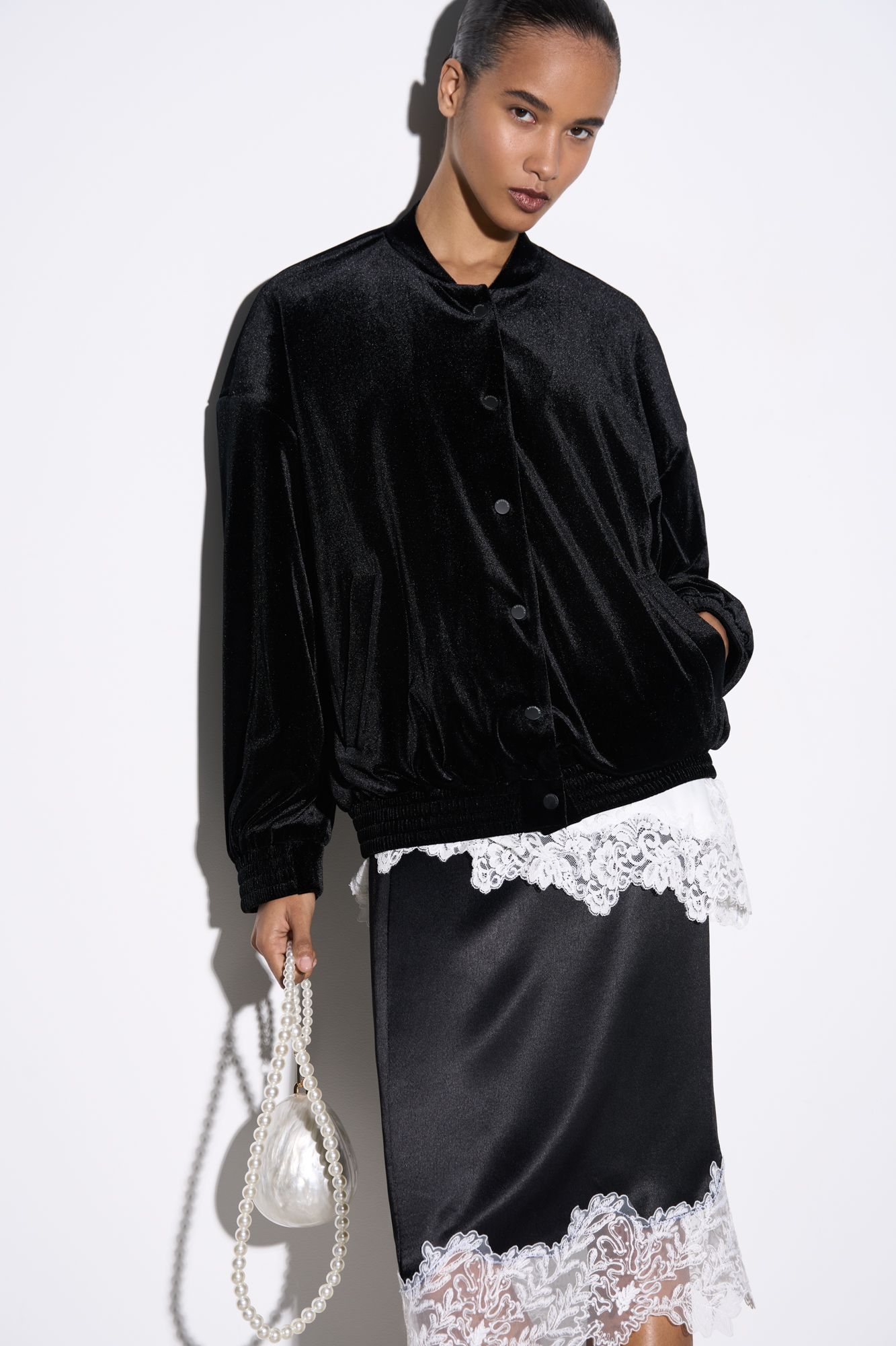 Бархатный бомбер свободного силуэта со спущенной линией плеча и подплечниками. Модель выполнена в пижамном стиле. Застежка на кнопки. Боковые карманы. Образ можно дополнить бархатными брюками.
