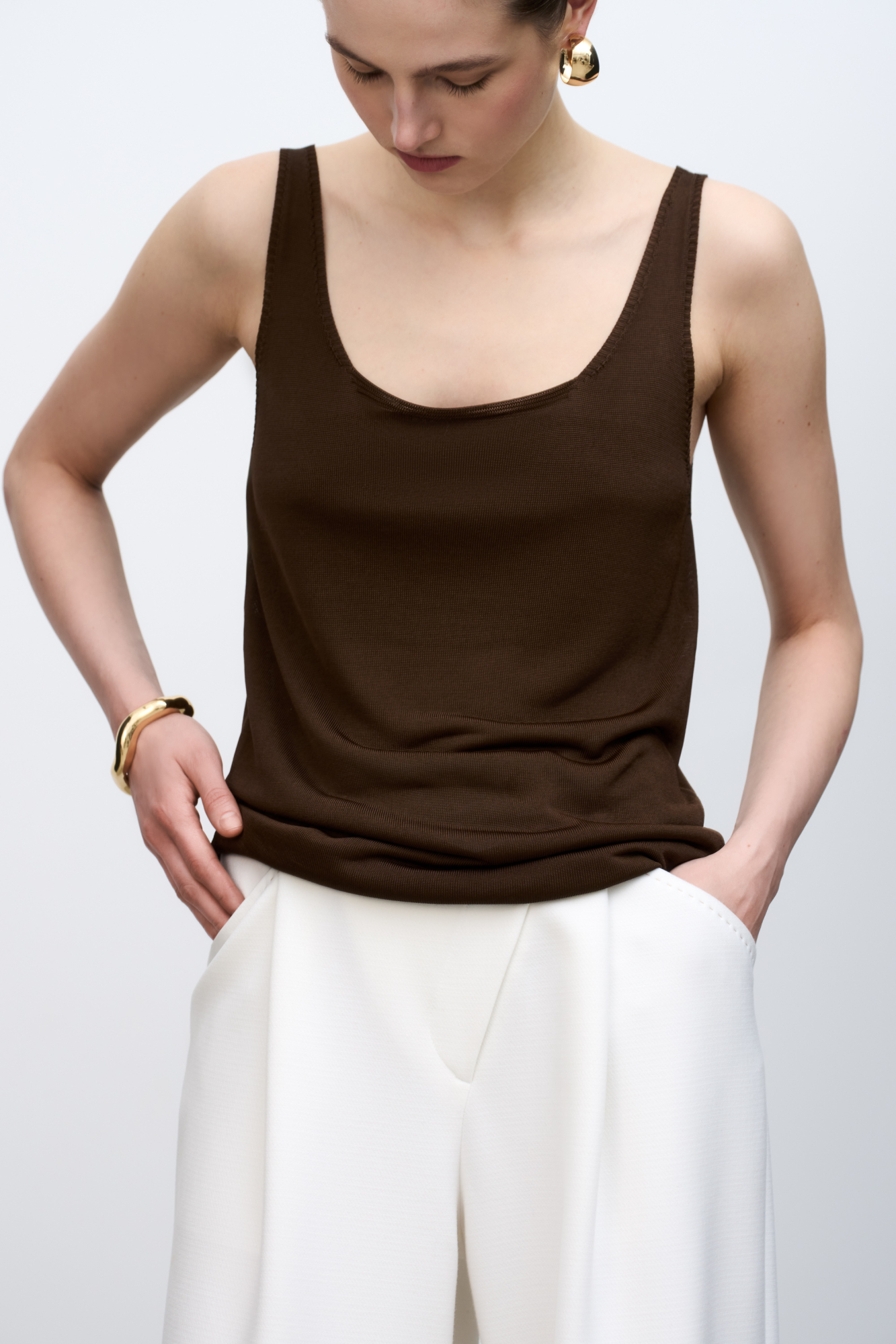 Цельновязаная майка из 100% вискозы на тонких бретелях.