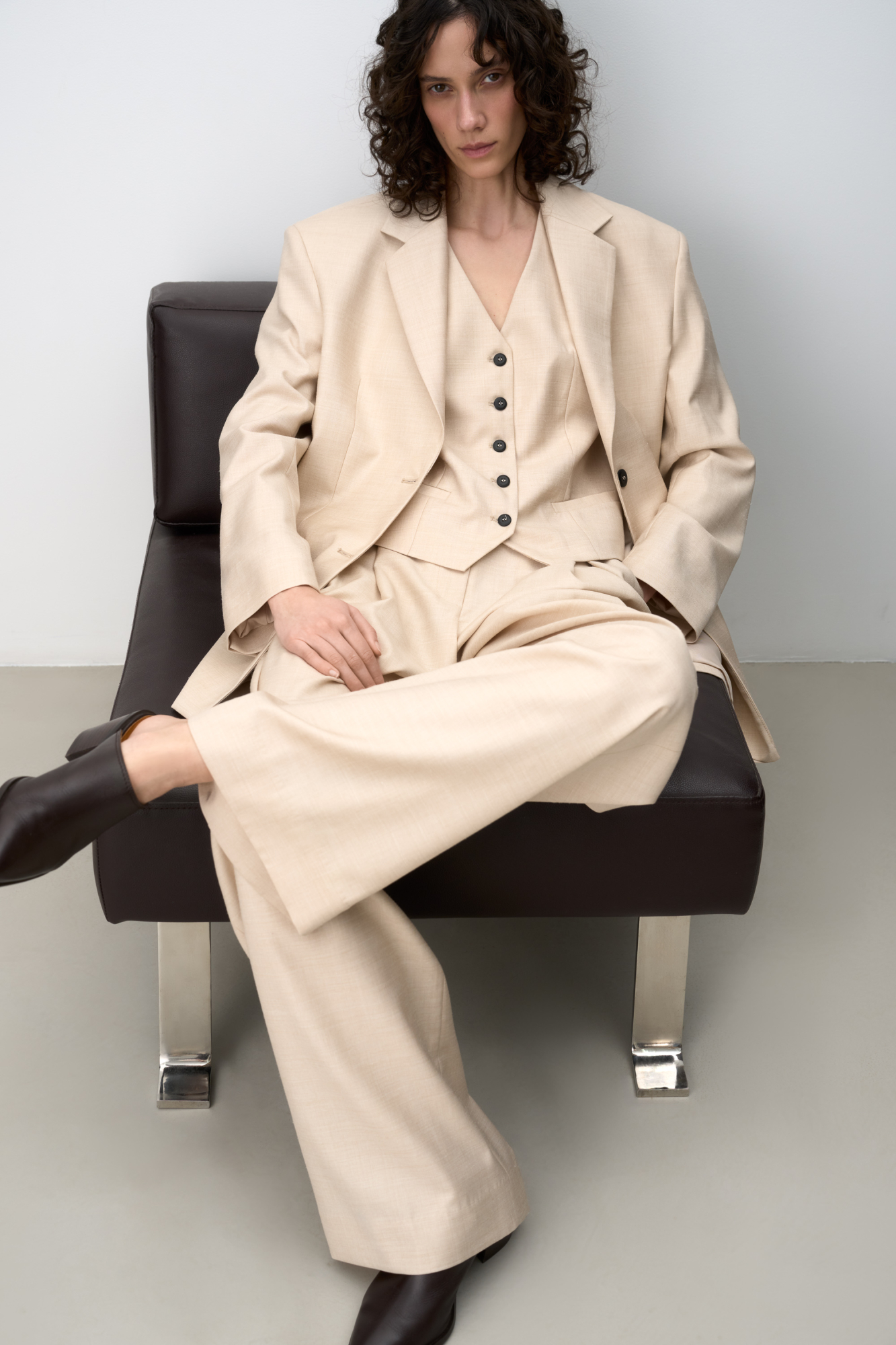 Классический однобортный жакет из шерсти с текстурой. Модель прямого кроя, с прямоугольными лацканами, карманами с клапанами и манжетами на пуговицах. Застежка на две пуговицы. Изделие выполнено на подкладке. Дополнить образ можно жилетом и брюками в таком же стиле.