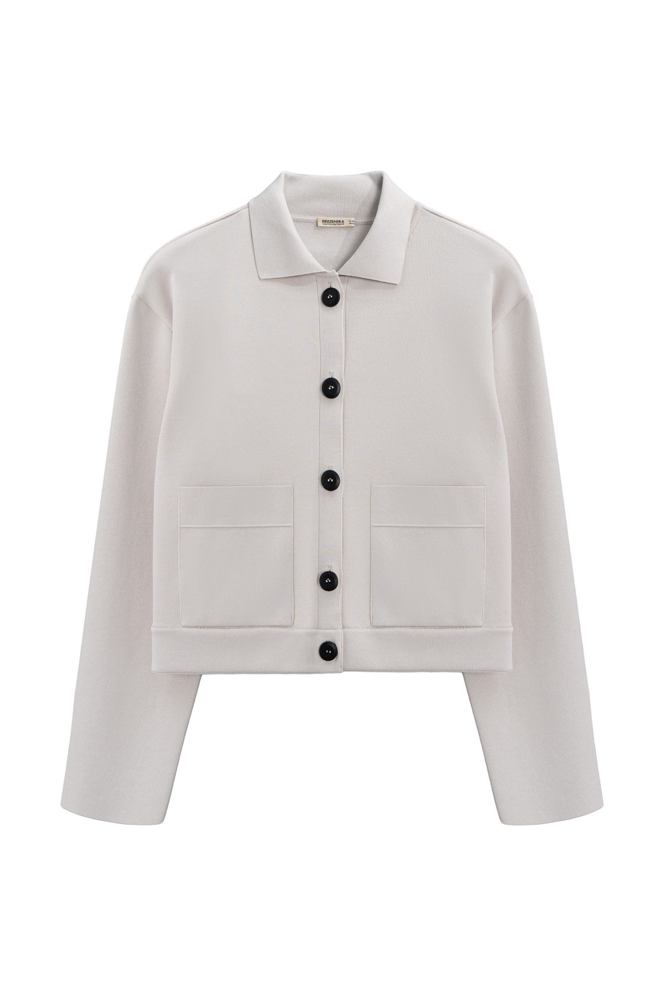 Укороченный трикотажный жакет из вискозы. Модель с отложным воротником и накладными карманам. Застежка на пуговицы. Изделие выполнено без подкладки.