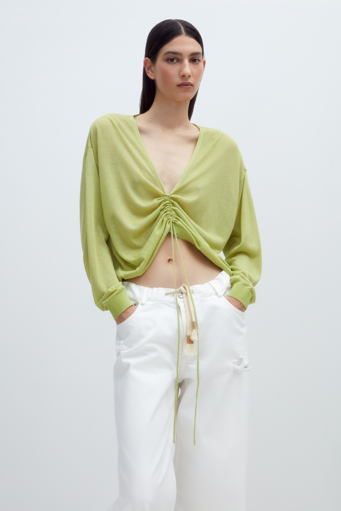 Полупрозрачный топ из тонкой вискозы. Модель свободного силуэта, с длинными рукавами и V-вырезом на кулиске.