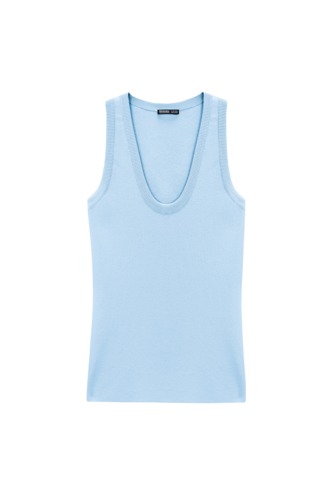 Трикотажный топ из вискозы. Модель приталенного силуэта, с U-образным вырезом горловины и глубокой проймой.