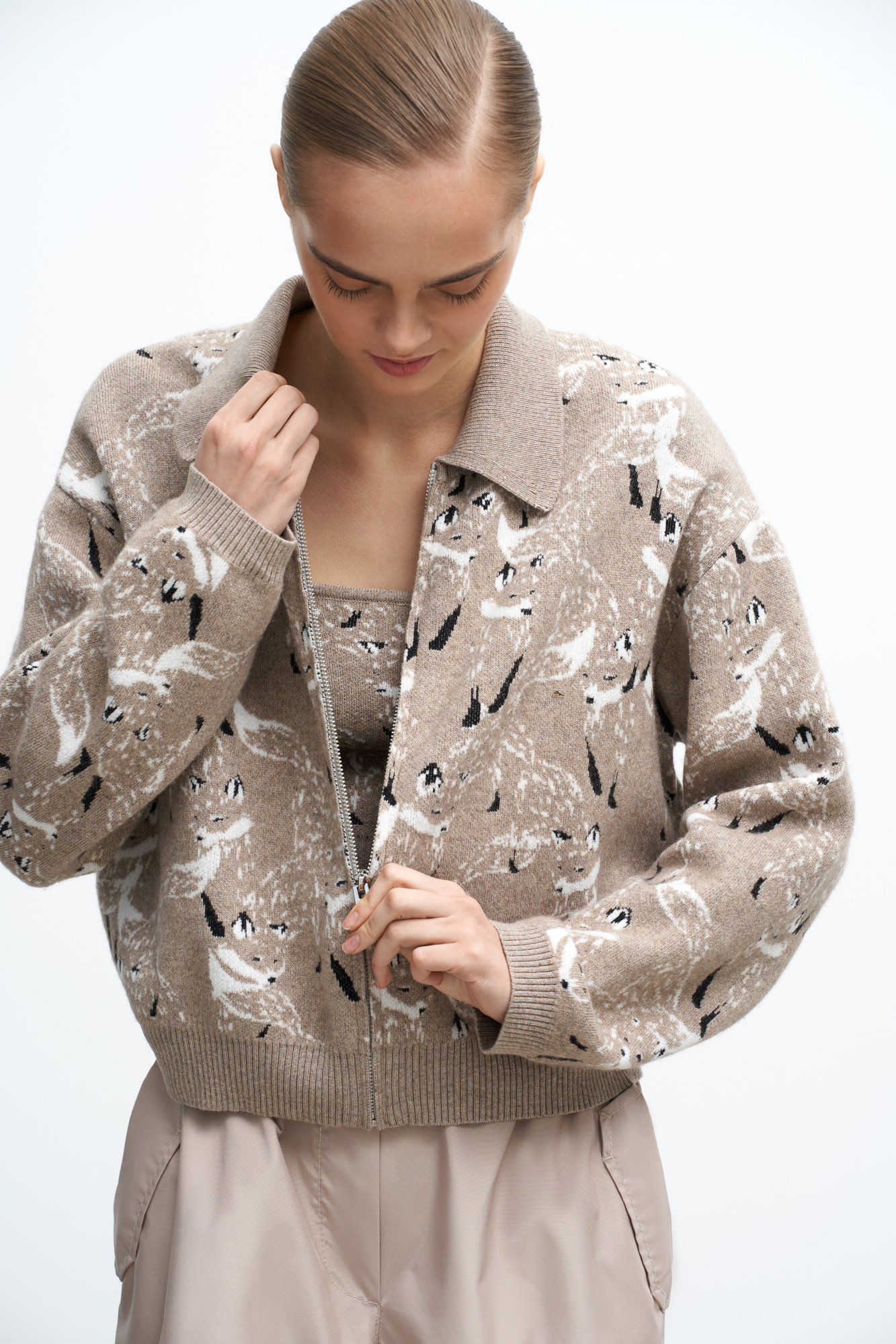 Трикотажный бомбер из шерсти и кашемира с принтом. Модель с отложным воротником. Рукава с эластичными манжетами в рубчик. Застежка на молнию.