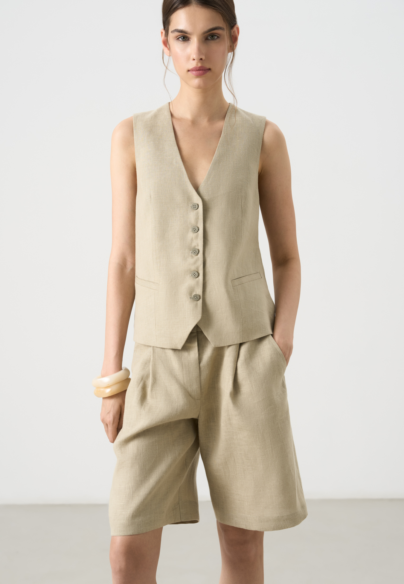 Классический жилет из 100% льна. Модель прямого кроя, с V-образным вырезом, карманами и застежкой на пуговицы.