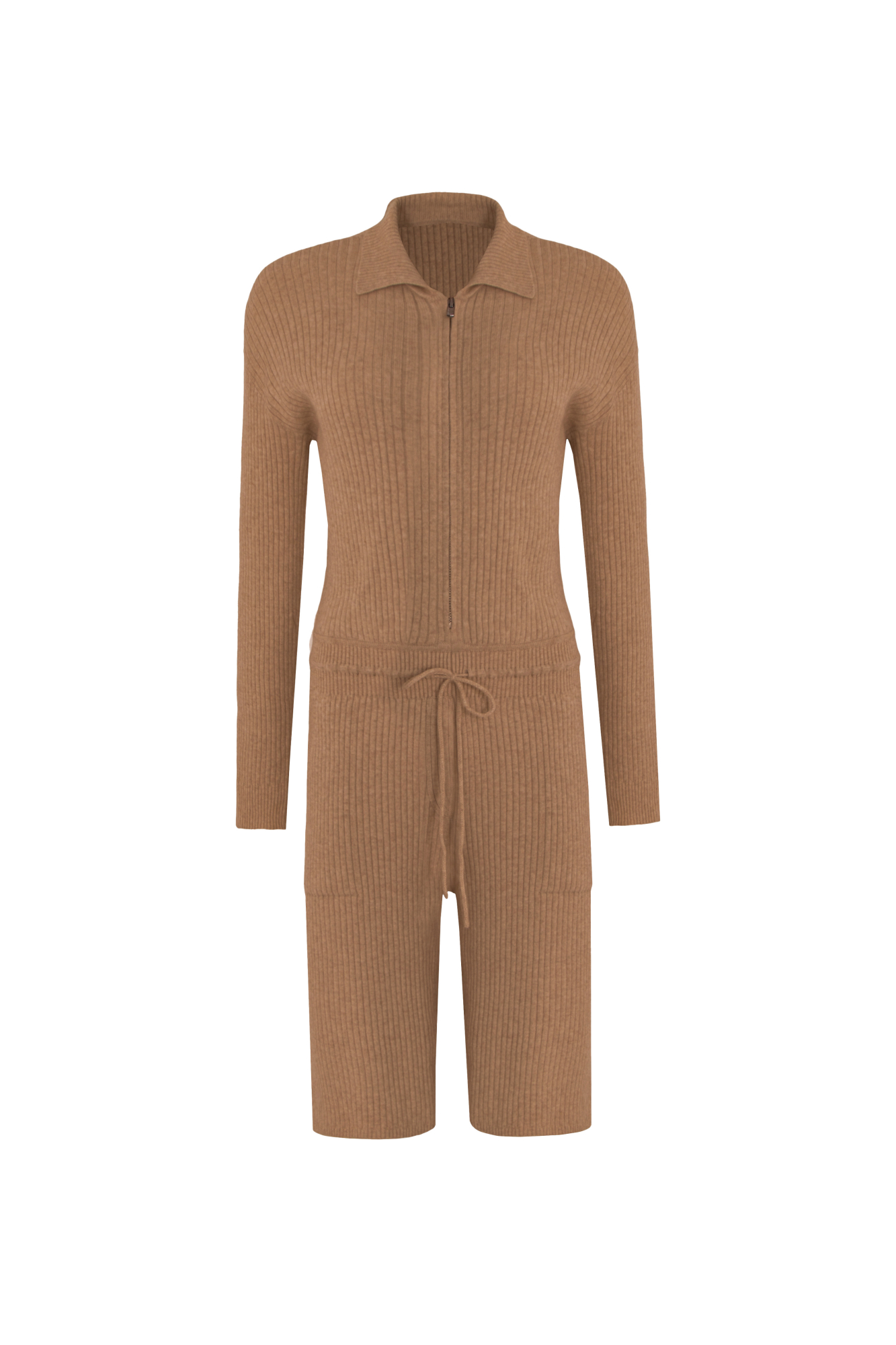 Трикотажный комбинезон из шерсти с добавлением кашемира. Верхняя часть изделия выполнена с длинным рукавом и отложным воротником, Застежка на молнию. Нижняя часть - представляет собой шорты на кулиске с боковыми карманами. 