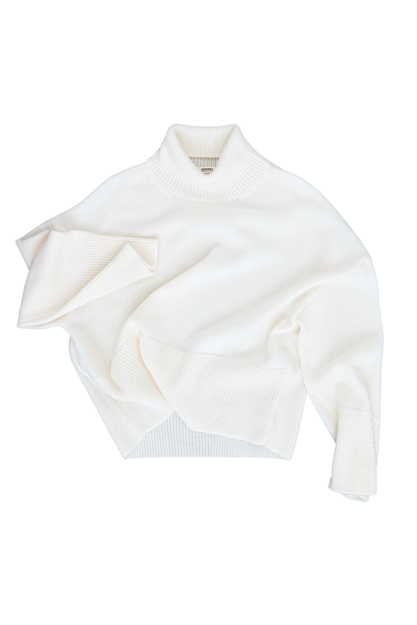 Трикотажный джемпер с высоким воротом. Модель свободного силуэта со спущенной линией плеча. Края изделия в рубчик.